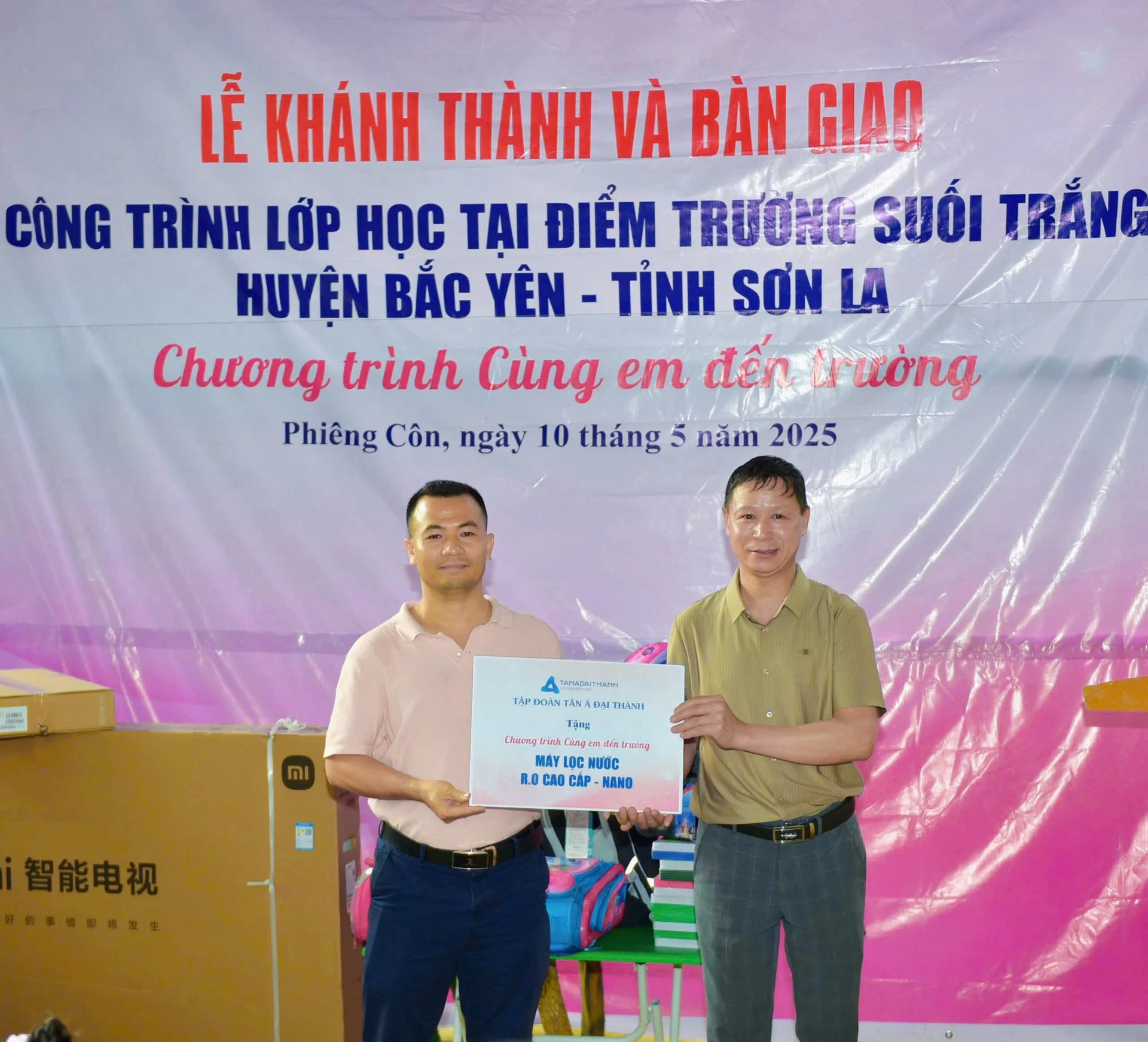 Tập đoàn Tân Á Đại Thành tặng điểm trường máy lọc nước R.O cao cấp NANO