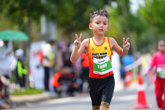 Bé út Ngô Anh Tuấn (7 tuổi) hoàn thành phần thi IRONKID, nhận được nhiều tràng vỗ tay cổ vũ đầy xúc động
