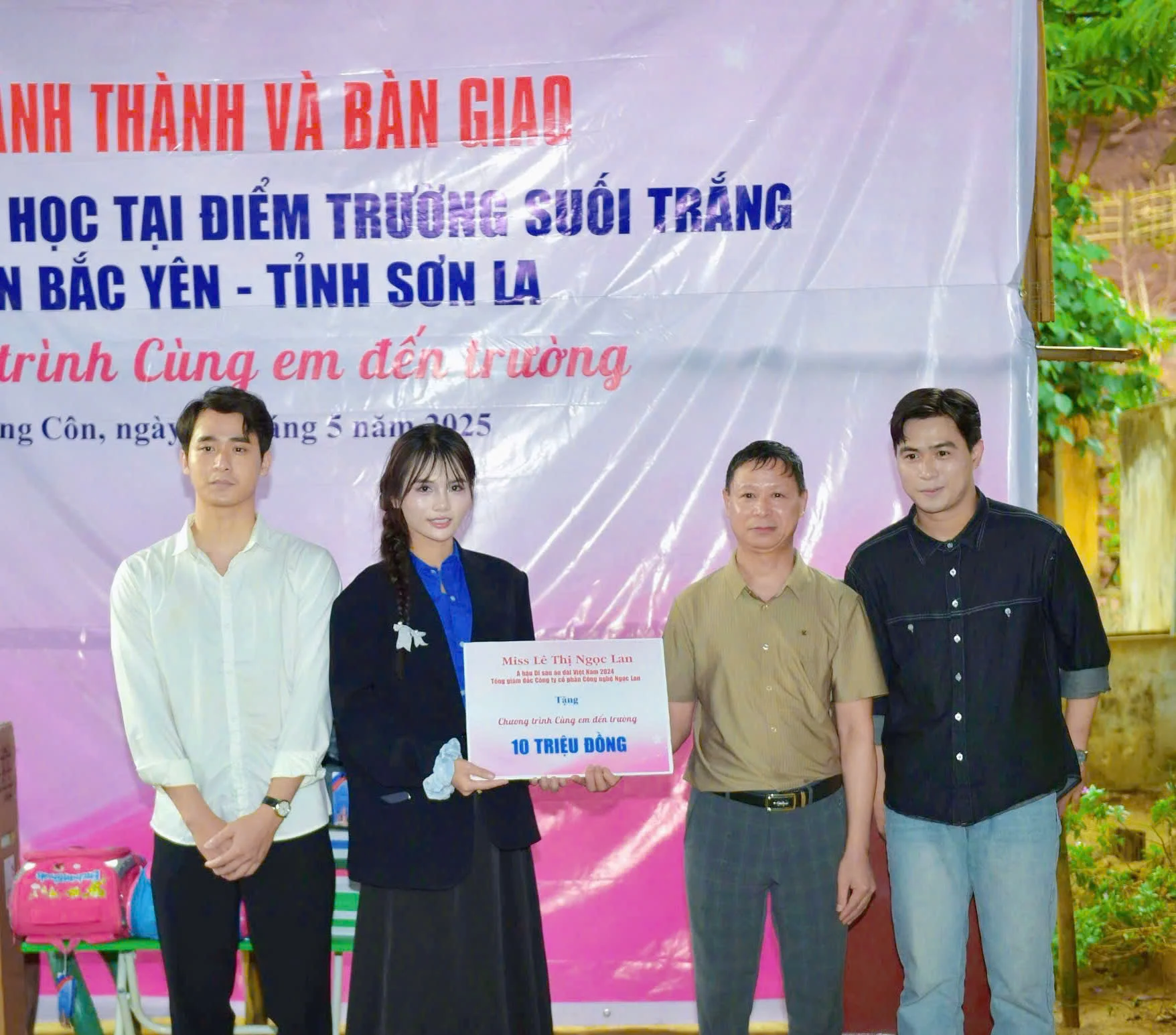 Á hậu Di sản Áo dài Việt Nam 2024 Lê Thị Ngọc Lan trao tặng chương trình 10 triệu đồng.