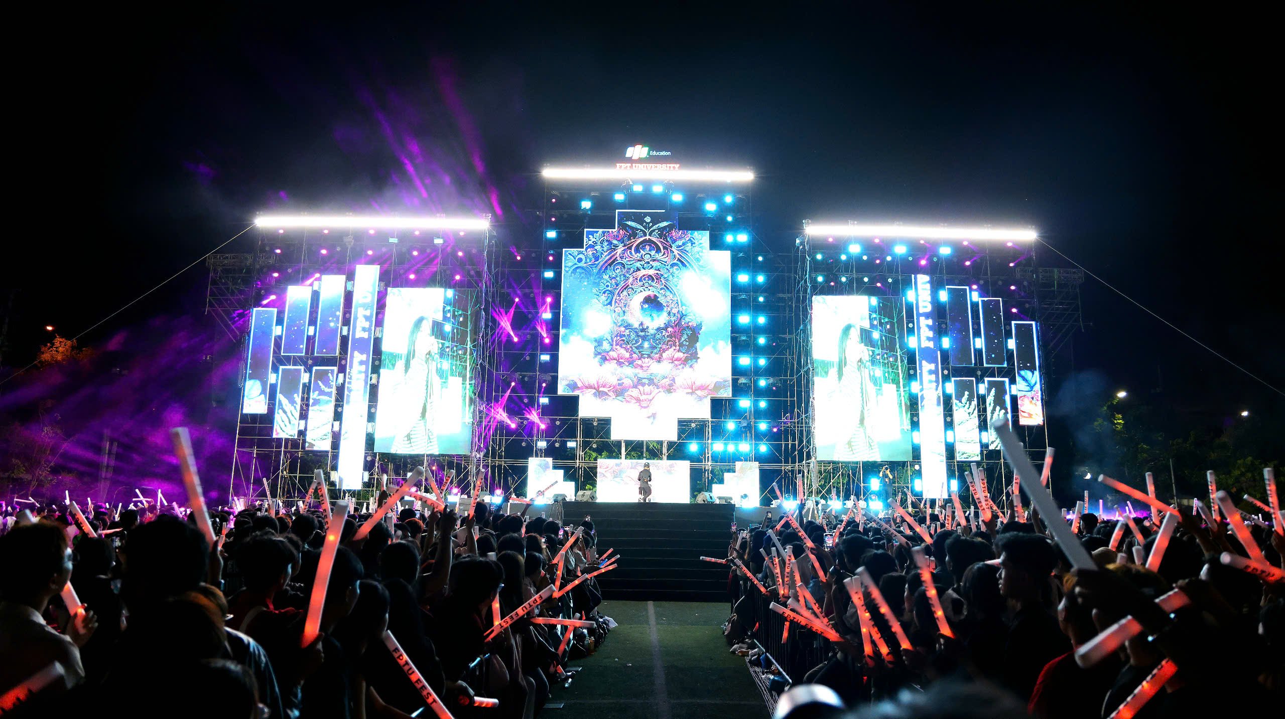 FPTU Fest 2025 là sự kiện trải nghiệm dành cho học sinh, sinh viên được tổ chức bởi Trường Đại học FPT.
