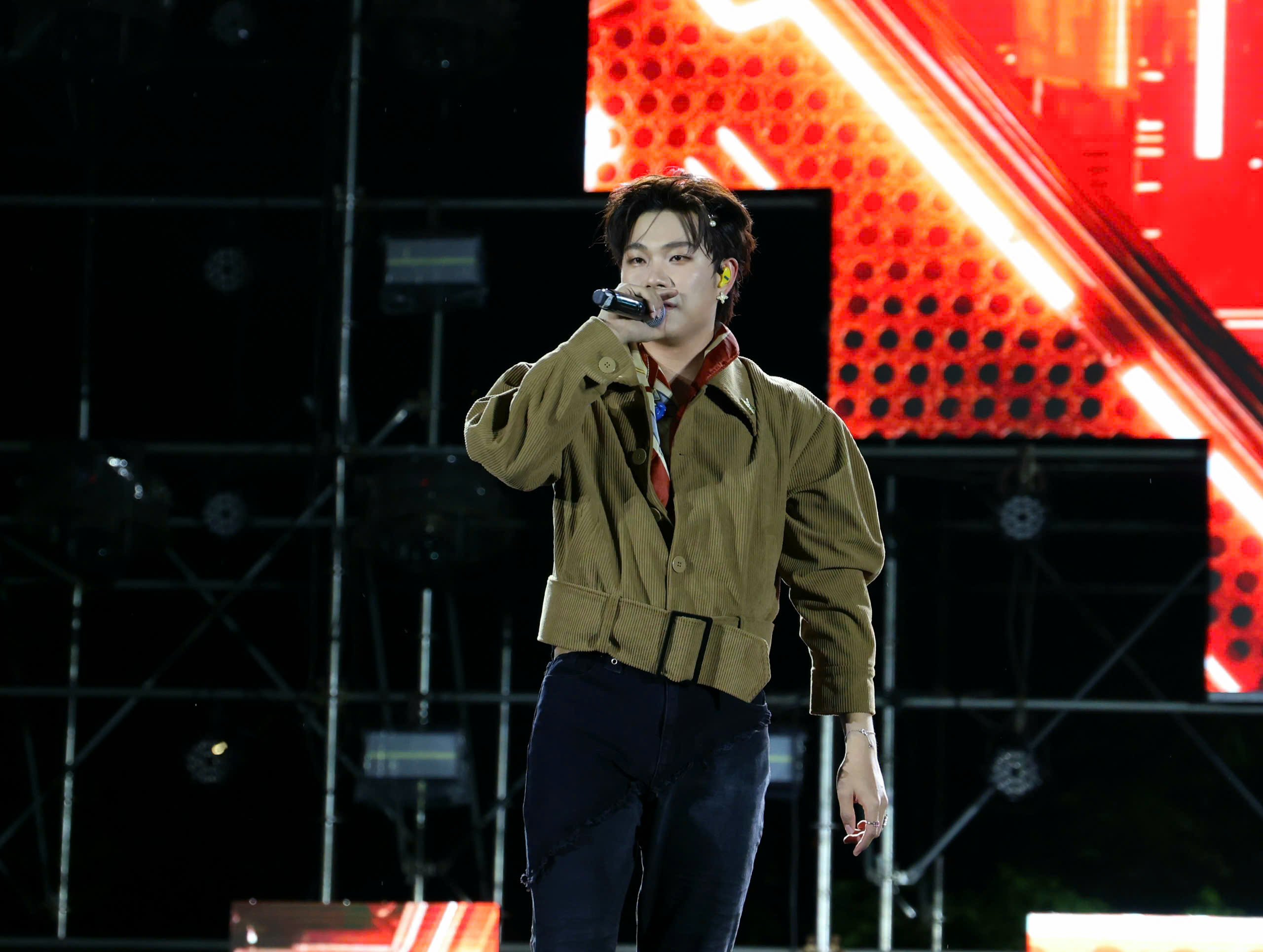 Ca sĩ Dương Domic trình diễn tại chương trình.