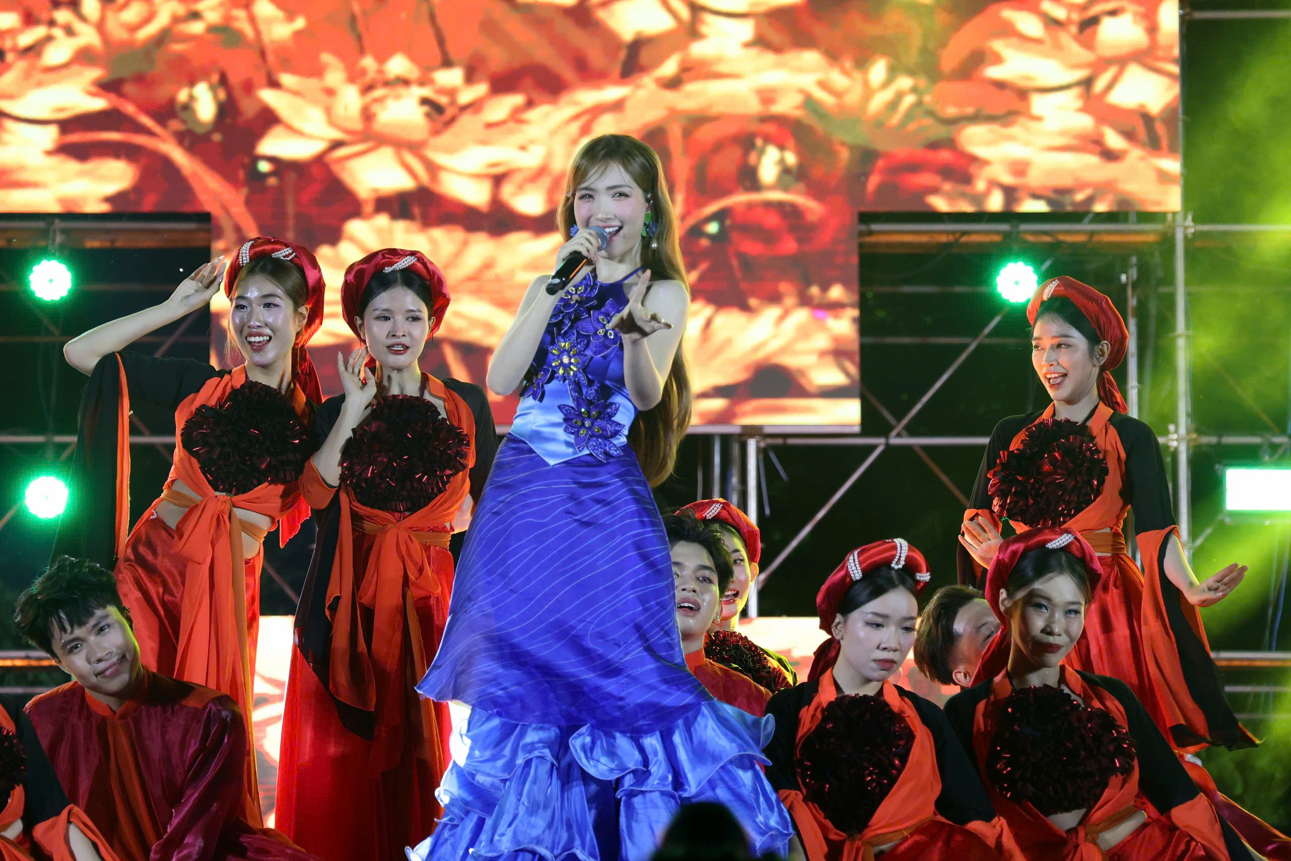 Ca sĩ Hoà Minzy mang đến cho khán giả các ca khúc Bắc Bling, Thị Mầu, Rời Bỏ và nhận được sự cổ vũ nhiệt tình từ khán giả.