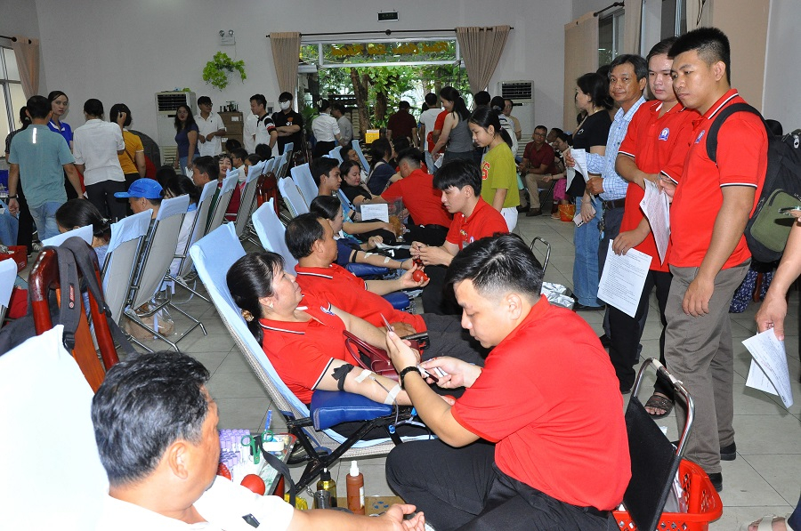 Đoàn viên, cán bộ, công chức, viên chức, lao động tham gia hiến máu tình nguyện tại ngày hội.