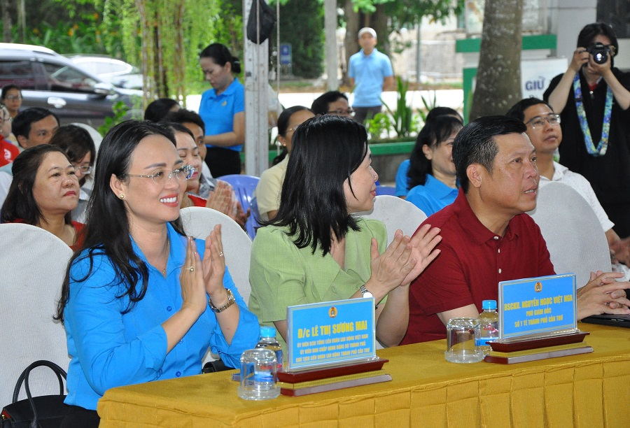 Các đại biểu tham gia Ngày hội “Sắc đỏ đoàn viên công đoàn” sáng 10/5.