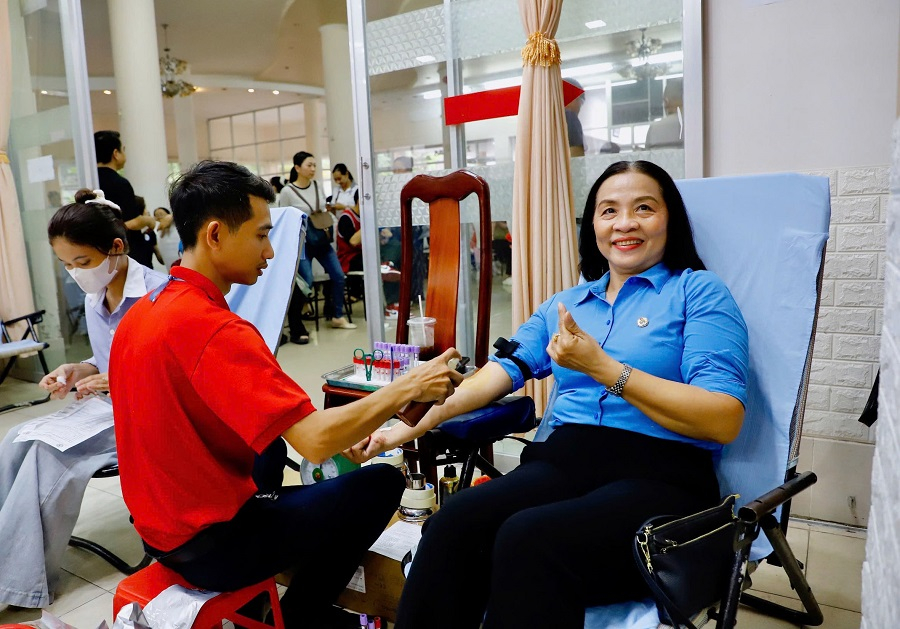 Bà Huỳnh Thị Hiền, Phó Chủ tịch Liên đoàn Lao động thành phố Cần Thơ, tham gia hiến máu tình nguyện tại ngày hội. Theo bà Hiền, những giọt máu hồng cho đi, đồng nghĩa với chúng ta đã trao niềm hy vọng được sống và tiếp thêm sức mạnh cho nhiều người bệnh đang điều trị.