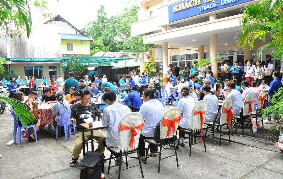 Đăng ký tham gia hiến máu tình nguyện tại ngày hội.