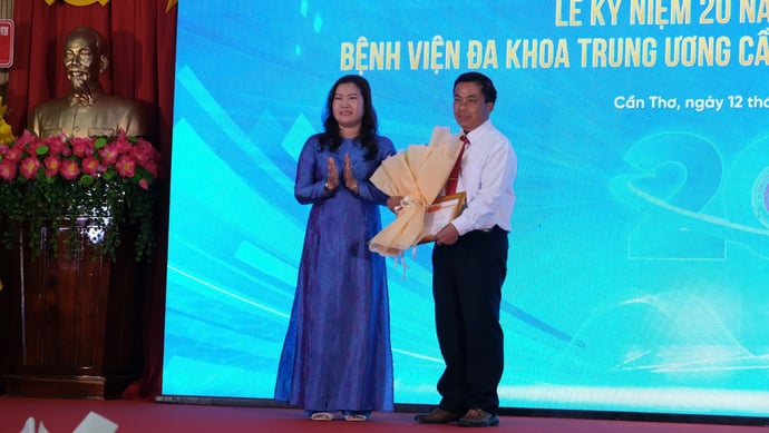 Phó Chủ tịch UBND thành phố Cần Thơ Nguyễn Thị Ngọc Điệp trao Bằng khen của Bộ Y tế cho đại diện Bệnh viện Đa khoa Trung ương Cần Thơ vì thành tích xuất sắc trong thực hiện nhiệm vụ năm 2024.