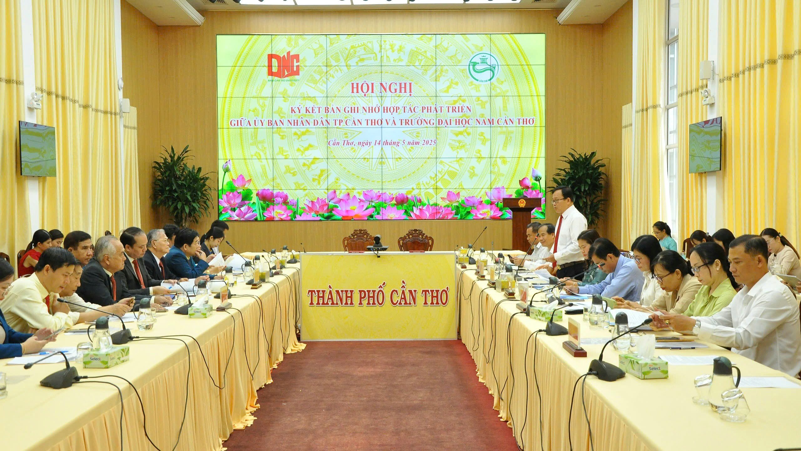 Quang cảnh lễ ký kết biên bản ghi nhớ hợp tác giữa Trường Đại học Nam Cần Thơ và UBND TP. Cần Thơ.