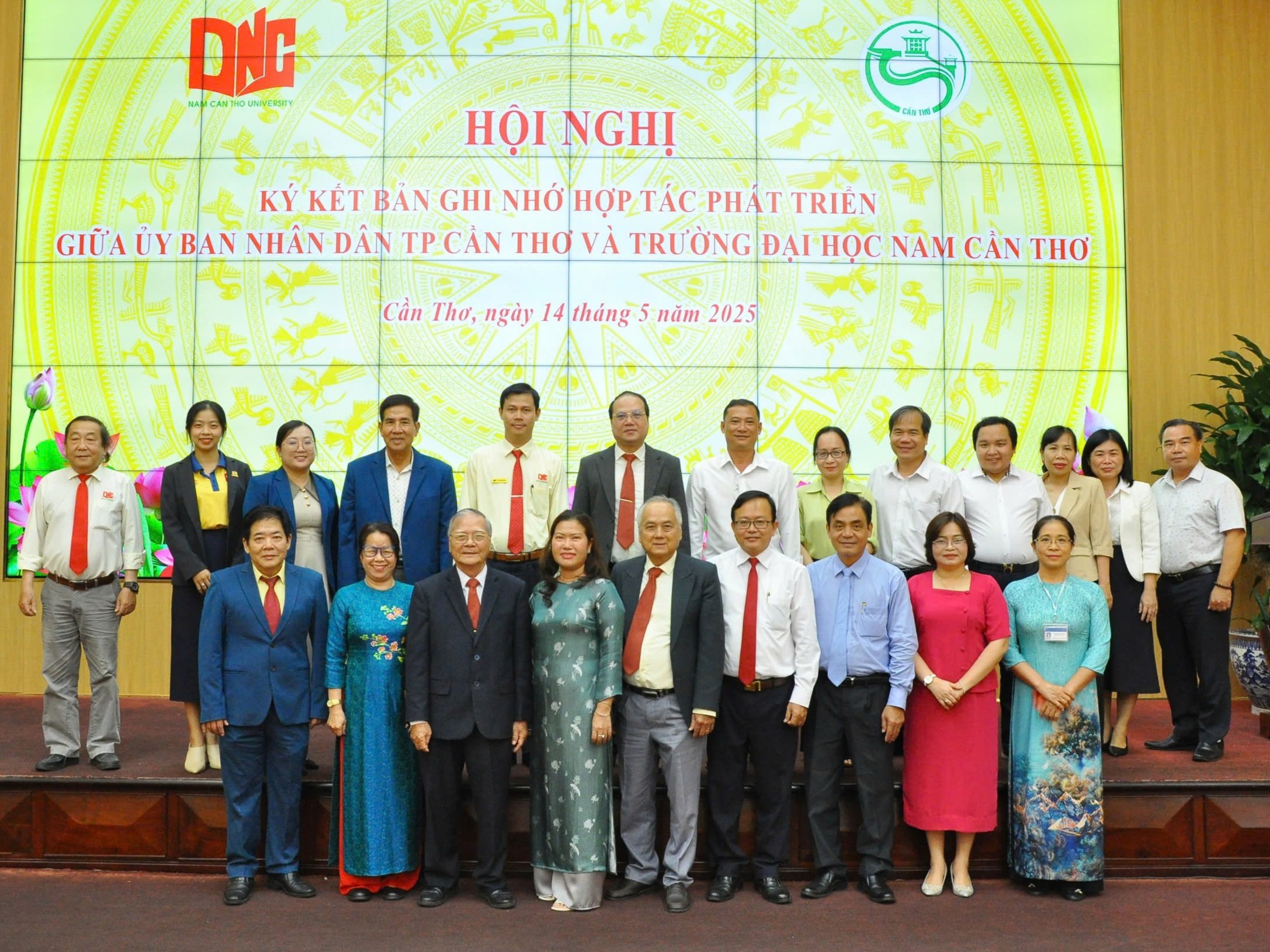 Các đại biểu chụp hình lưu niệm tại lễ ký kết.