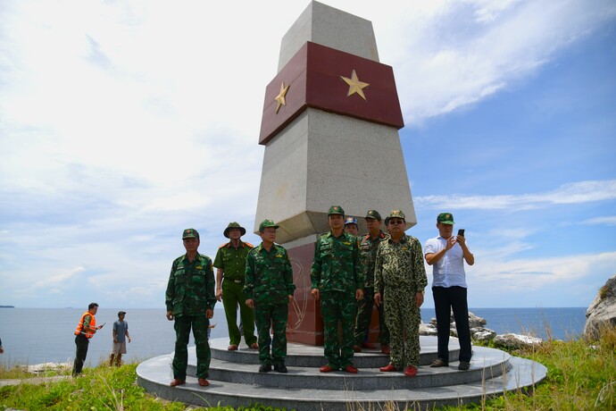 Bí thư Tỉnh ủy Kiên Giang Nguyễn Tiến Hải tiến hành kiểm tra khảo sát thực địa tại điểm cơ sở A1 trên Hòn Nhạn, thuộc xã đảo Thổ Châu.