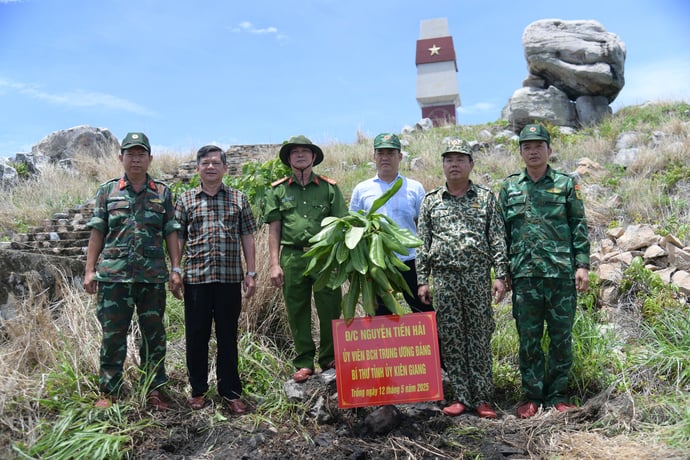 Bí thư Tỉnh ủy Kiên Giang Nguyễn Tiến Hải trồng cây lưu niệm tại điểm cơ sở A1 trên Hòn Nhạn, thuộc xã đảo Thổ Châu.