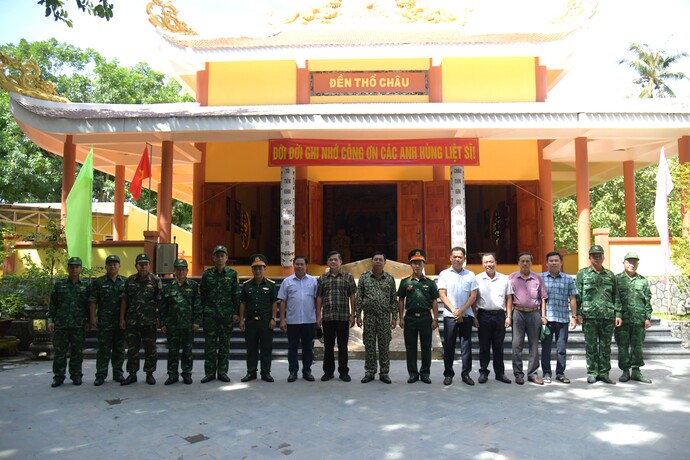 í thư Tỉnh ủy Kiên Giang Nguyễn Tiến Hải đến viếng, thắp hương tại Đền Thổ Châu