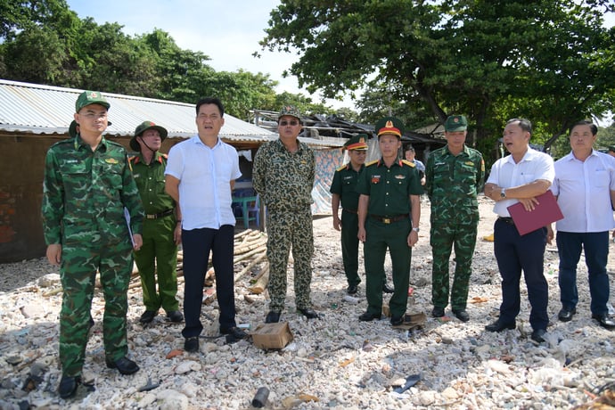 Bí thư Tỉnh ủy Kiên Giang Nguyễn Tiến Hải tiến hành kiểm tra khảo sát thực địa tại một số vị trí trọng điểm trên địa bàn xã đảo Thổ Châu.