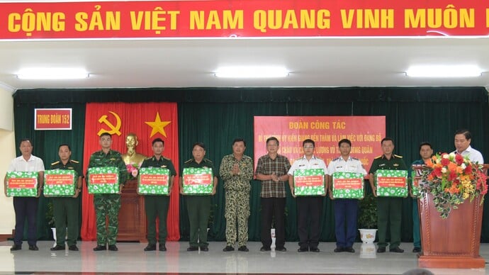 Bí thư Tỉnh ủy Kiên Giang Nguyễn Tiến Hải tặng quà các đơn vị đang đóng quân trên đảo.