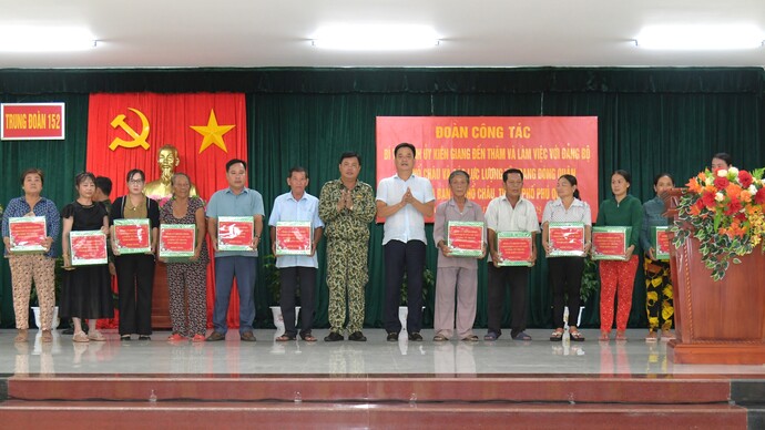 Bí thư Tỉnh ủy Kiên Giang Nguyễn Tiến Hải tặng quà gia đình người có công với cách mạng, hộ nghèo, cận nghèo trên địa bàn xã Thổ Châu