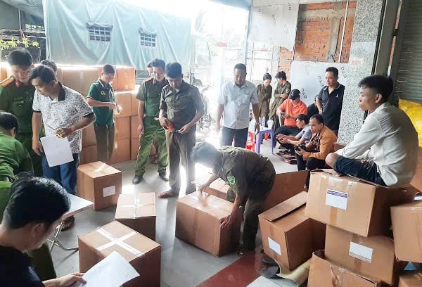 Công an xã Hồ Đắc Kiện tiến hành kiểm tra nhà bà Nguyễn Thị Chi
