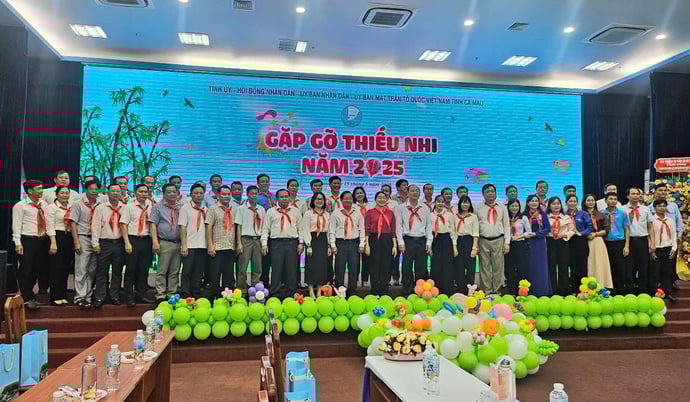 Lãnh đạo tỉnh Cà Mau chụp hình lưu niệm cùng các em thiếu nhi, lãnh đạo các huyện và thành phố Cà Mau.