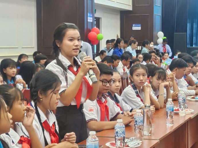 Thiếu nhi huyện Thới Bình nêu ý kiến tại chương trình gặp gỡ.