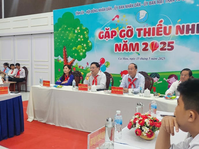 Lãnh đạo tỉnh Cà Mau lắng nghe, trao đổi những vấn đề mà các em quan tâm.