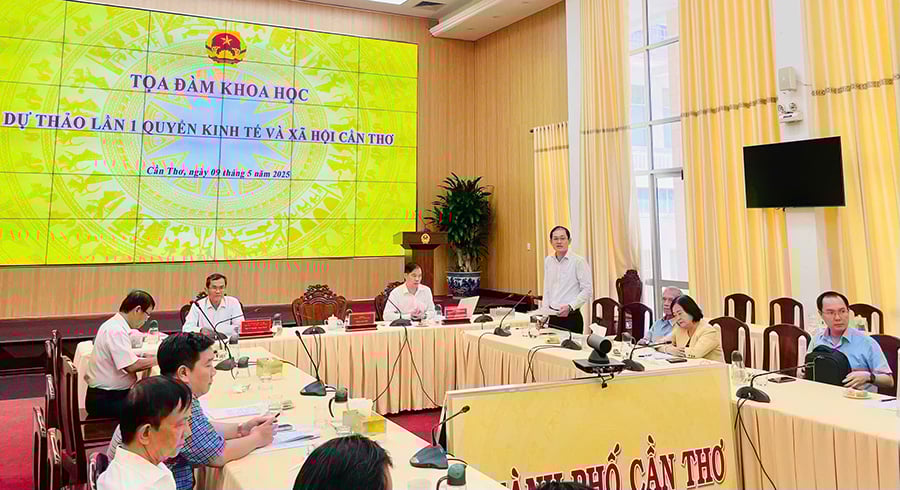 Ban chủ nhiệm Quyển Kinh tế và Xã hội Cần Thơ ghi nhận ý kiến của đại biểu