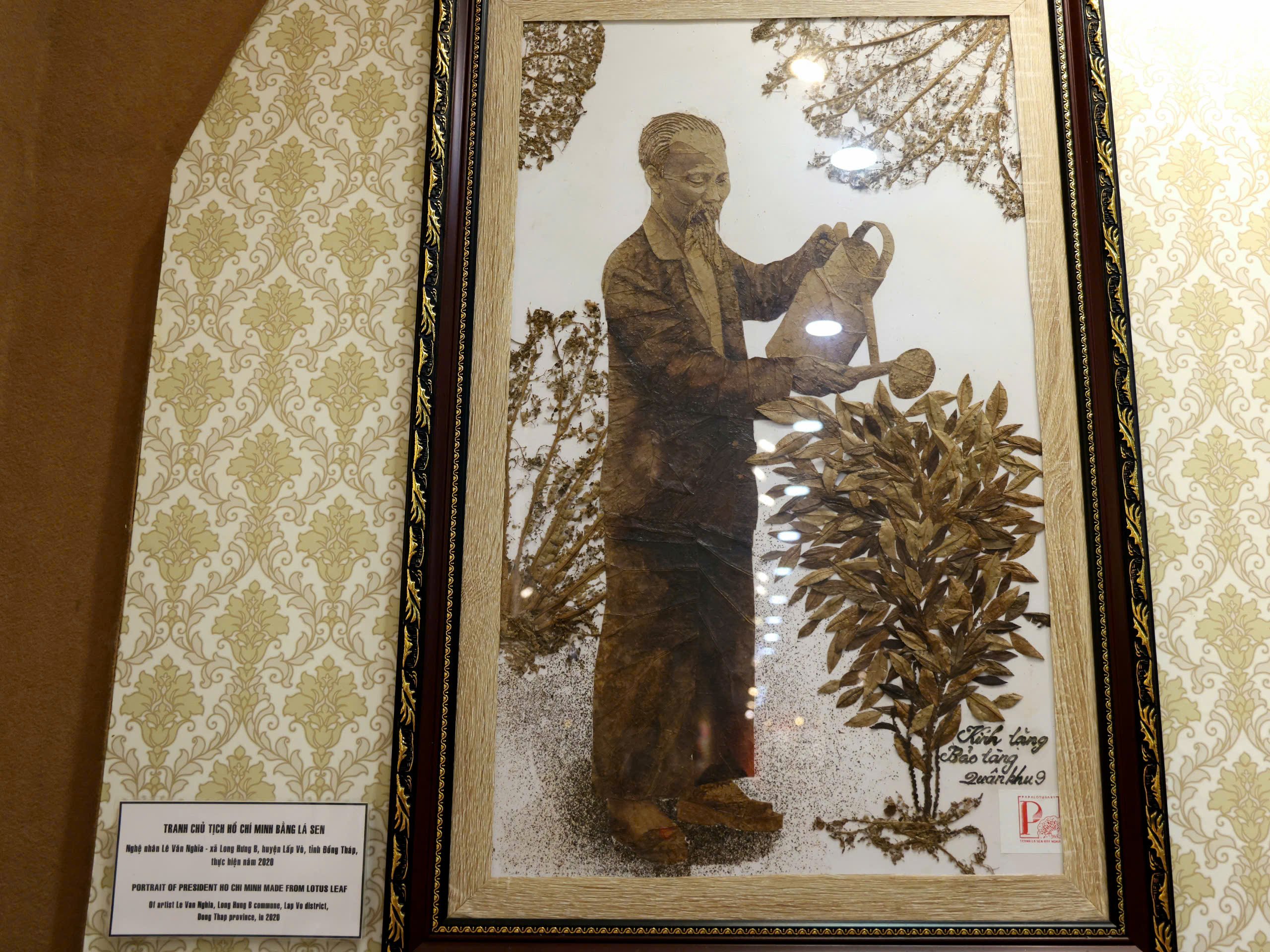 Tranh Chủ tịch Hồ Chí Minh làm bằng lá Sen do Nghệ nhân Lê Văn Bảy, huyện Lấp Vò, tỉnh Đồng Tháp thực hiện năm 2020.