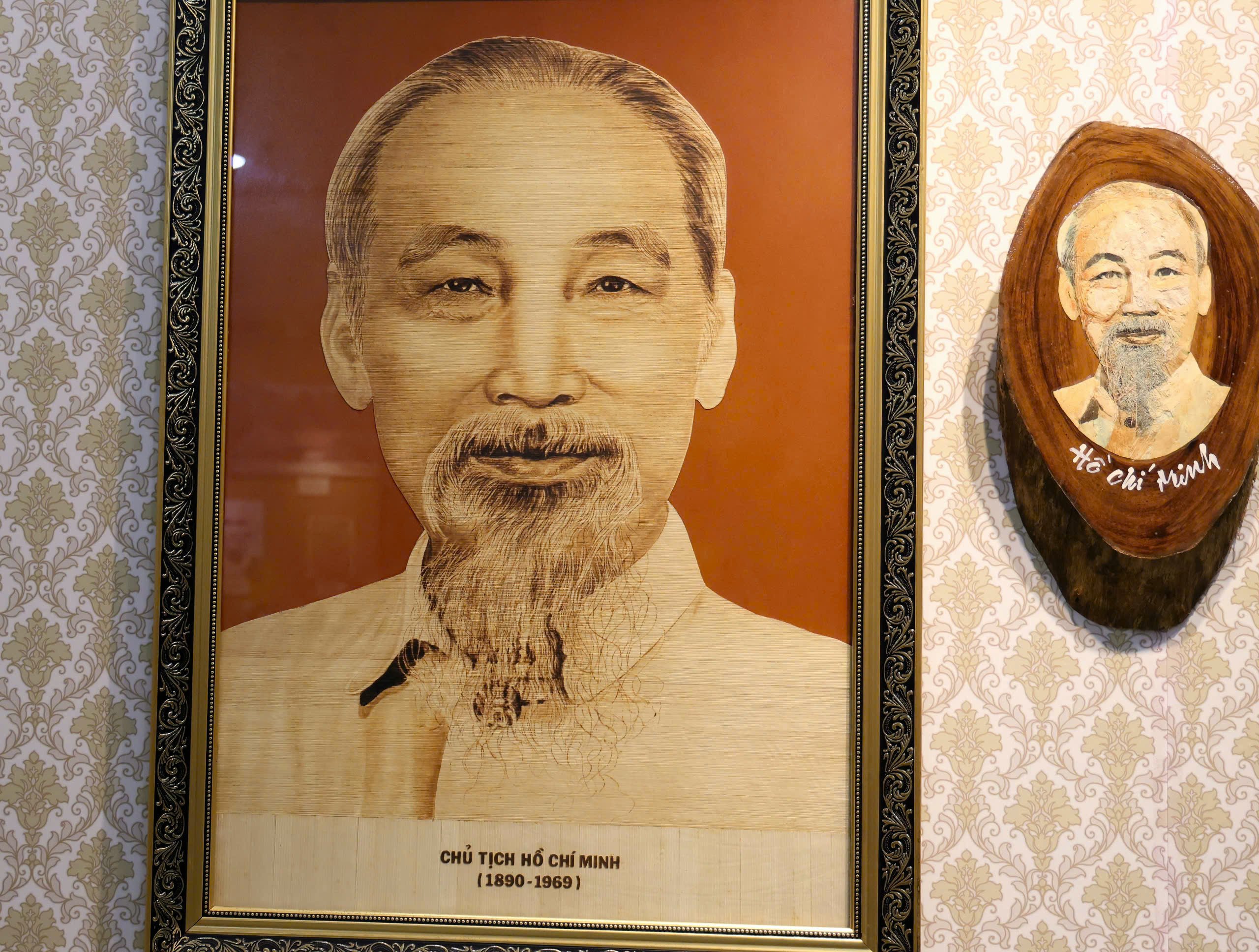Tranh vẽ chân dung Chủ tịch Hồ Chí Minh trên nền lá Thốt Nốt của nghệ nhân Võ Văn Tạng, huyện Thoại Sơn, tỉnh An Giang vẽ năm 2018.