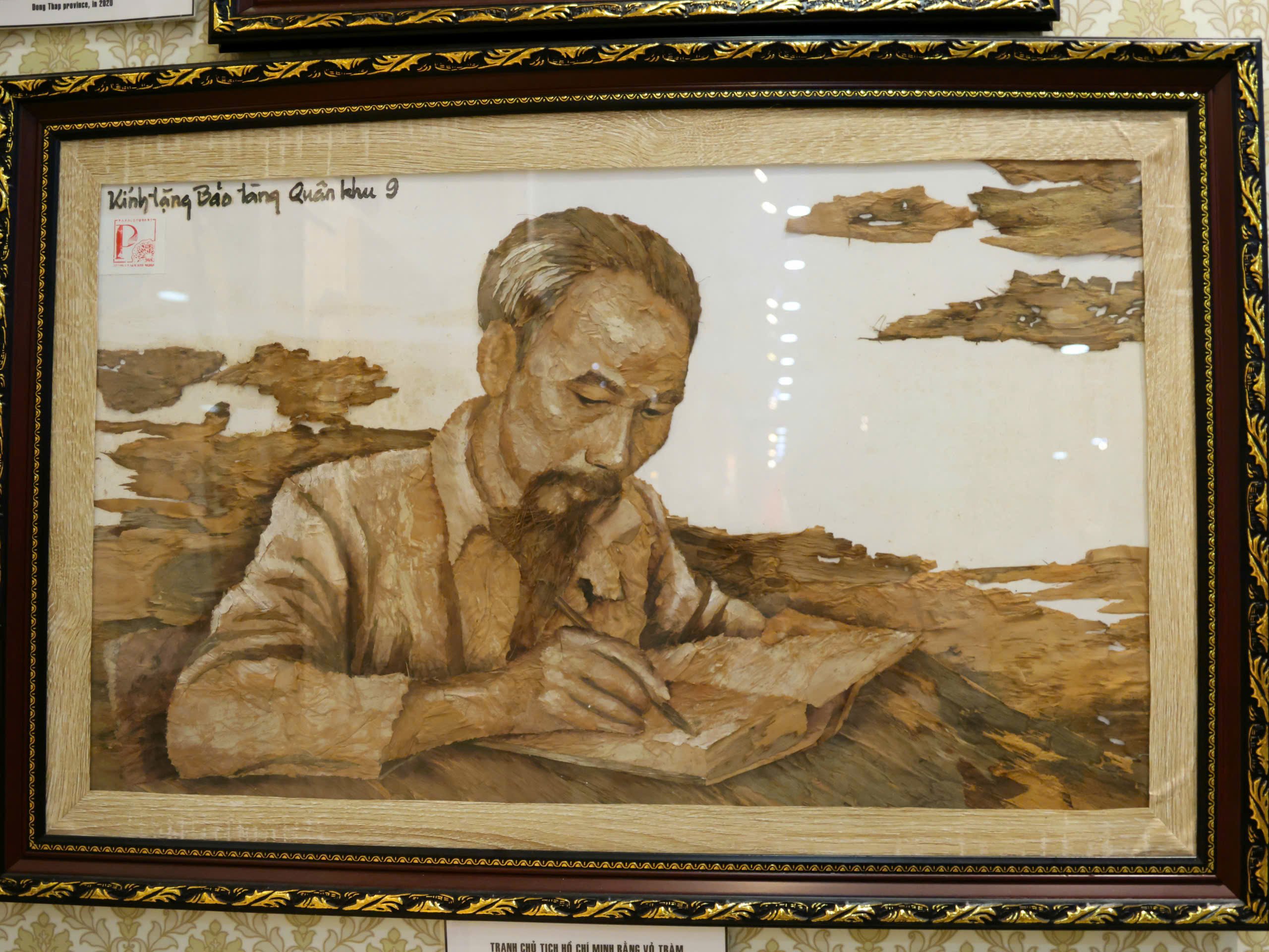 Tranh chân dung Chủ tịch Hồ Chí Minh làm bằng vỏ Tràm do Nghệ nhân Lê Văn Bảy, huyện Lấp Vò, tỉnh Đồng Tháp thực hiện năm 2020.