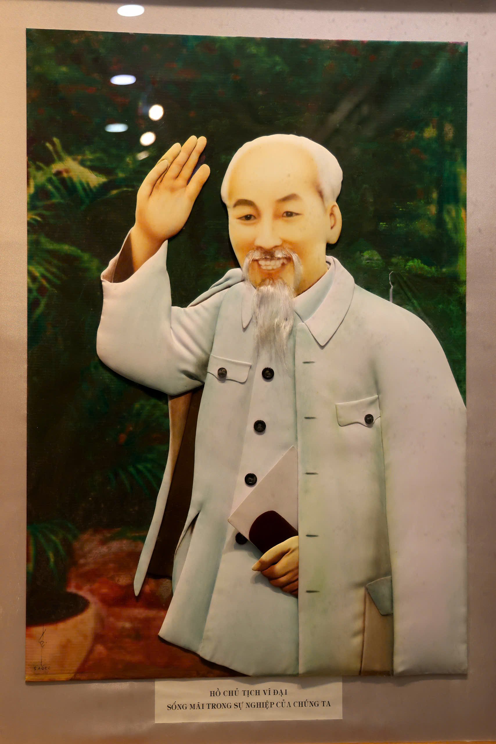 Tranh gói vải (gói lụa) chân dung Chủ tịch Hồ Chí Minh của nghệ nhân Hồ Văn Tai ở Châu Thành, tỉnh Đồng Tháp thực hiện tháng 9 năm 2018.