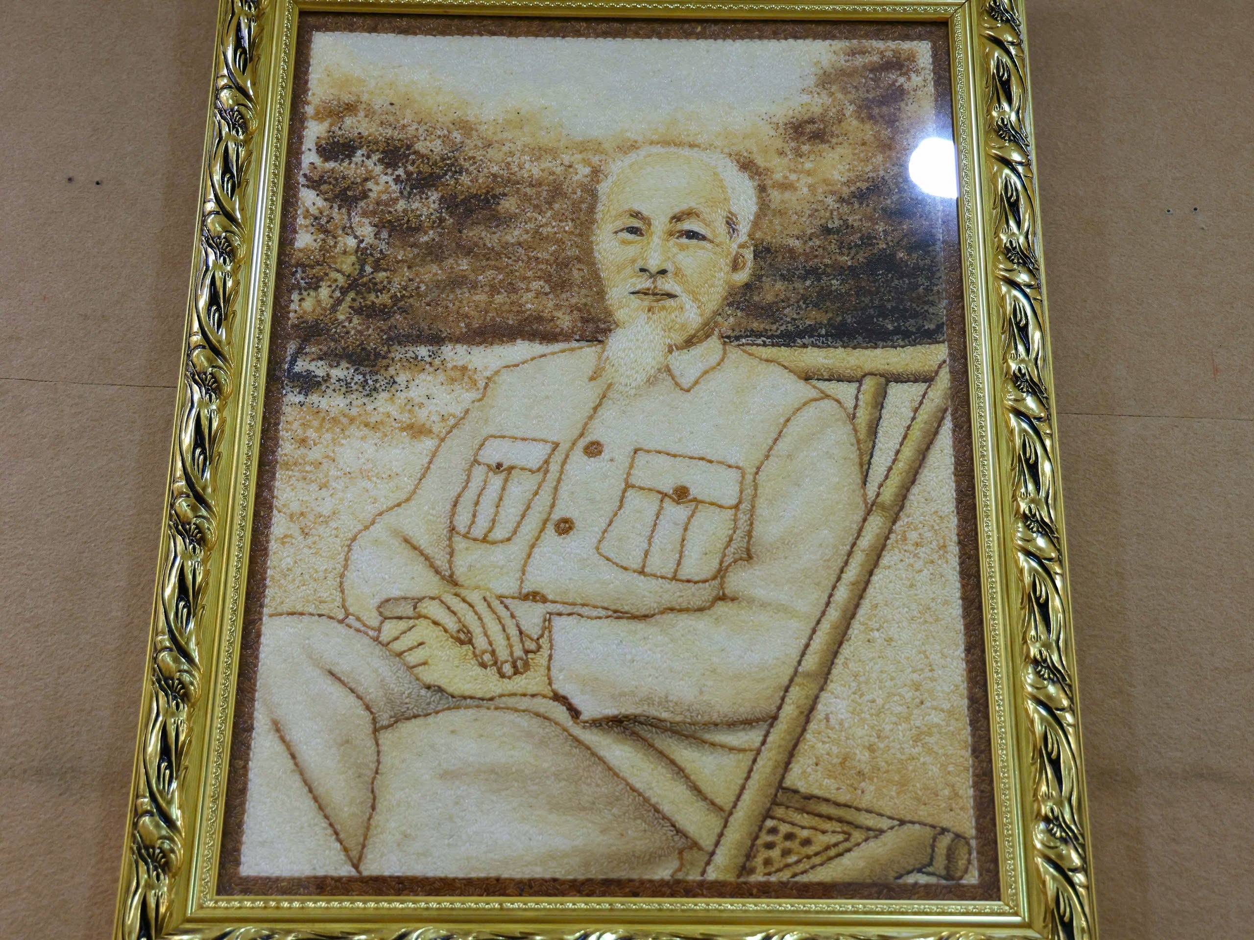 Chân dung Chủ tịch Hồ Chí Minh bằng gạo.