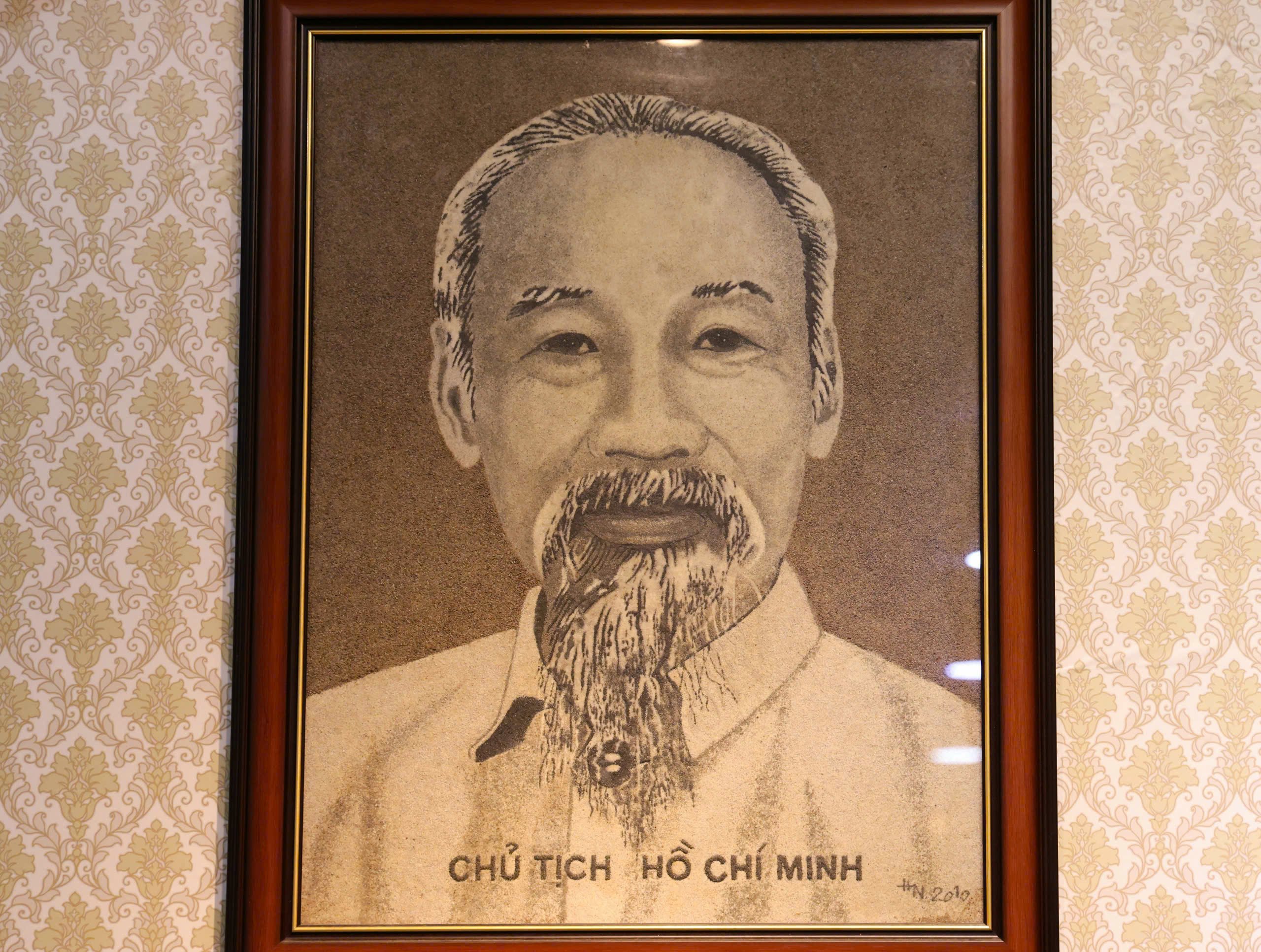 Tranh chân dung Chủ tịch Hồ Chí Minh bằng đá granit Bảy Núi xay của thầy giáo Võ Hoàng Nam, huyện Châu Phú, tỉnh An Giang thực hiện năm 2010.