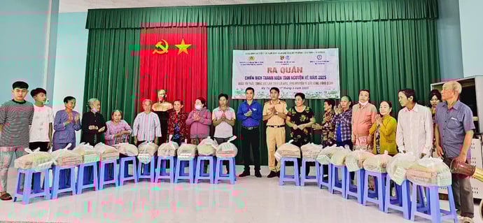 Hình ảnh các đơn vị trao quà cho bà con có hoàn cảnh khó khăn trong chương trình tham quan, tìm hiểu về Khu di tích căn cứ Tỉnh ủy Sóc Trăng, dâng hương tưởng nhớ các anh hùng Liệt sĩ, các Mẹ Việt Nam anh hùng