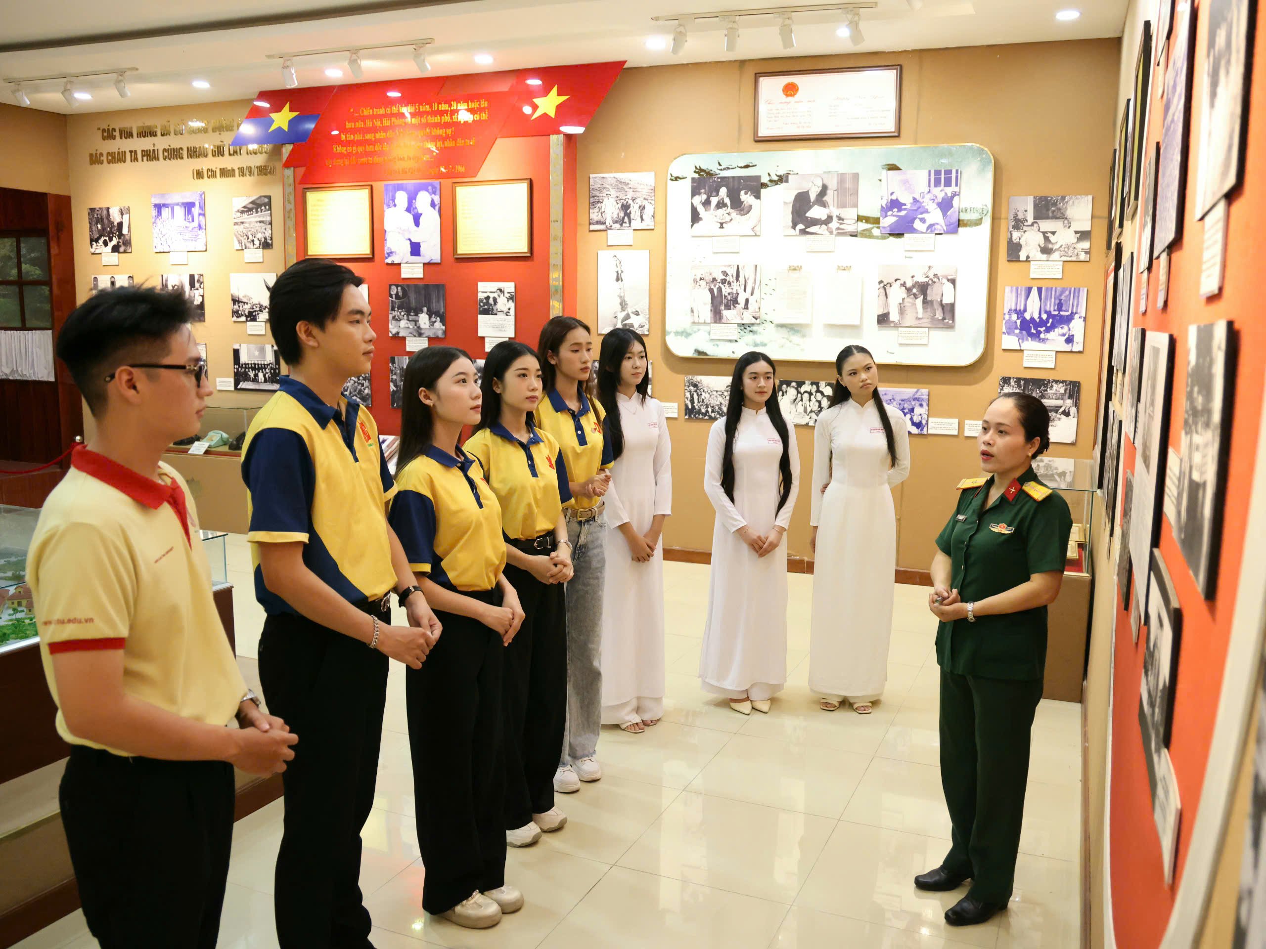 Các em học sinh, sinh viên tham quan, tìm hiểu cuộc đời, sự nghiệp của Chủ tịch Hồ Chí Minh.