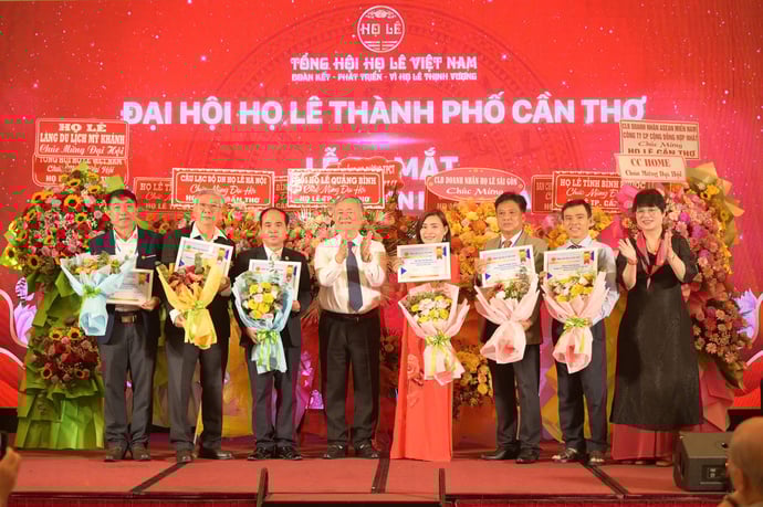 Ông Lê Quang Thắng - Chủ tịch HĐQT Công ty Xây dựng Việt Long trao bảng vinh danh từ Tổng Hội họ Lê Việt Nam cho BCH Hội họ Lê tại TP. Cần Thơ.