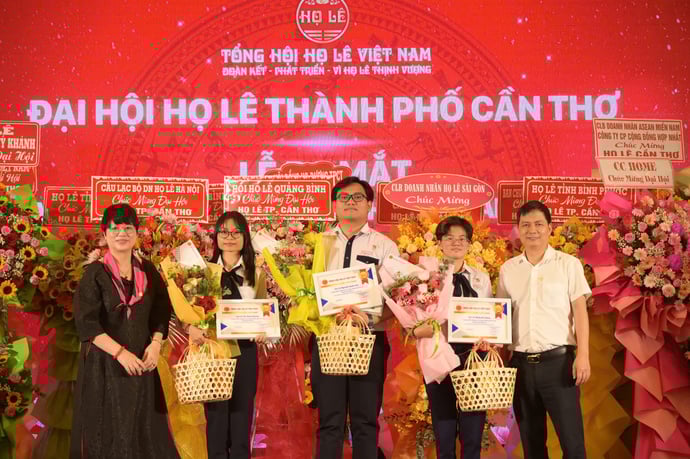 Ông Lê Quang Thắng - Chủ tịch Tổng Hội Họ Lê Việt Nam và bà Lê Thu Hà - Phó Chủ tịch Tổng Hội Họ Lê Việt Nam, kiêm Chủ tịch Hội Khuyến học, Khuyến tài trao phần thưởng gồm hiện kim và hiện vật cho các em học sinh họ Lê đạt thành tích cao trong học tập.