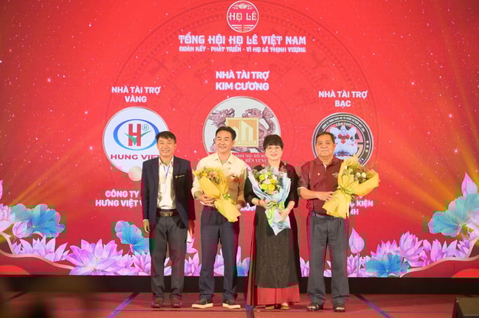 Ông Lê Phương Đông - Chủ tịch lâm thời Hội họ Lê TP. Cần Thơ trao hoa tri ân các đơn vị tài trợ.