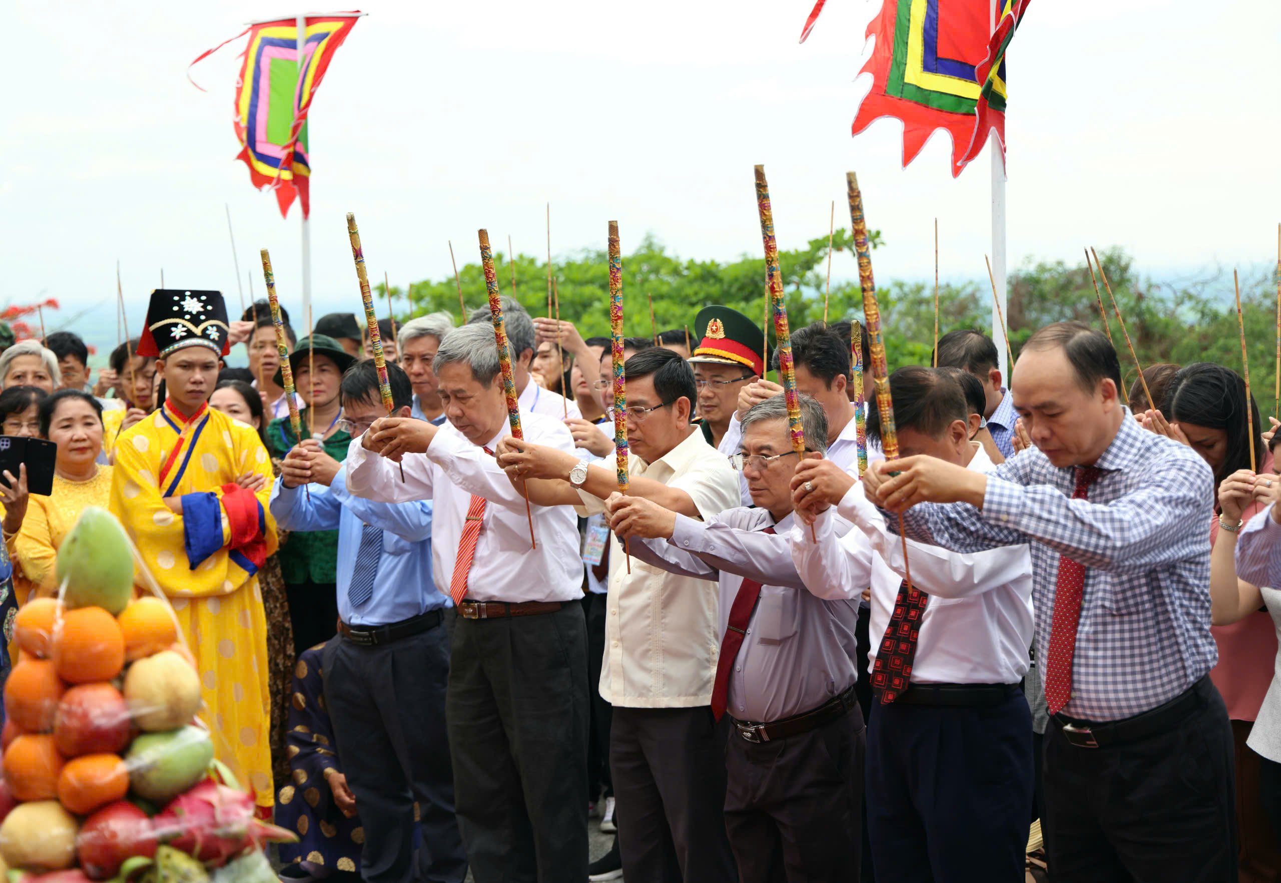 Thực hiện nghi thức nguyện hương cung thỉnh Thánh mẫu Chúa Xứ núi Sam xuống núi.