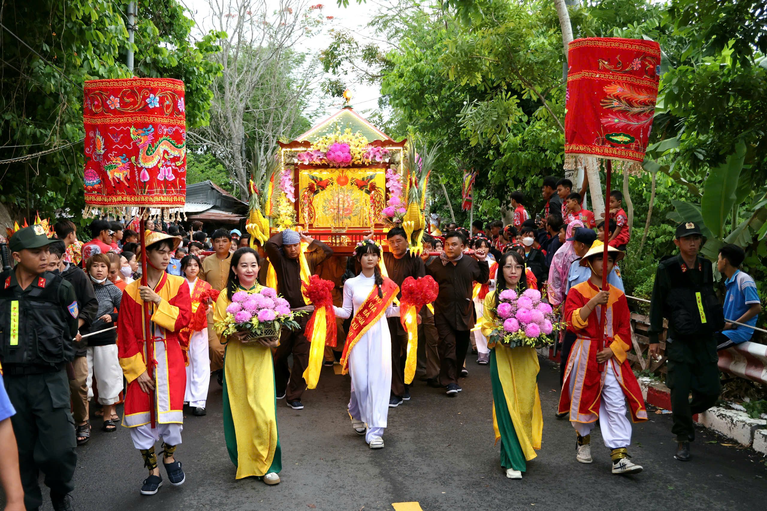 Thực hiện di kiệu Bà từ đỉnh núi Sam xuống núi.