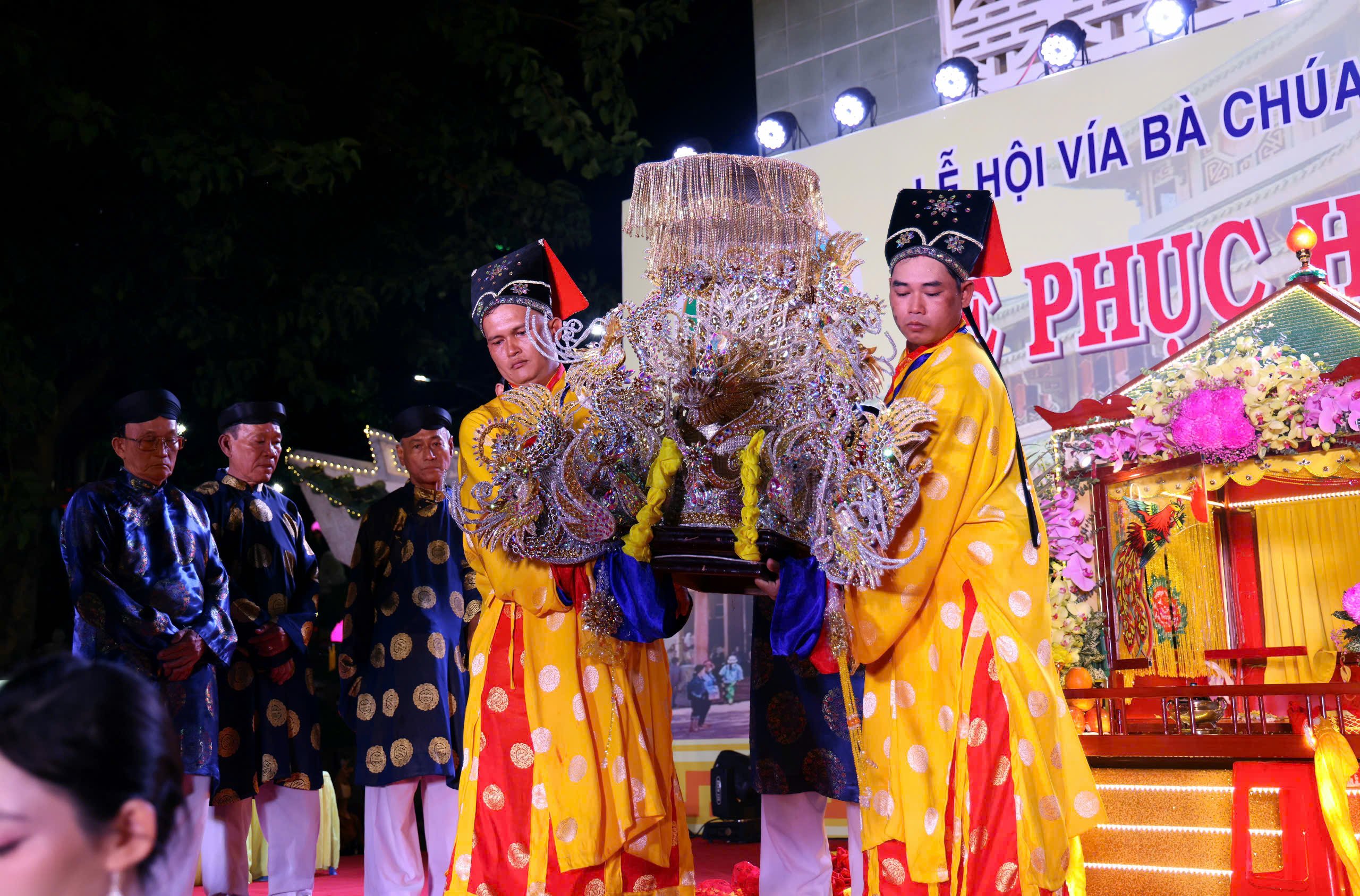 Thực hiện nghi thức thỉnh mão Bà vào miếu.