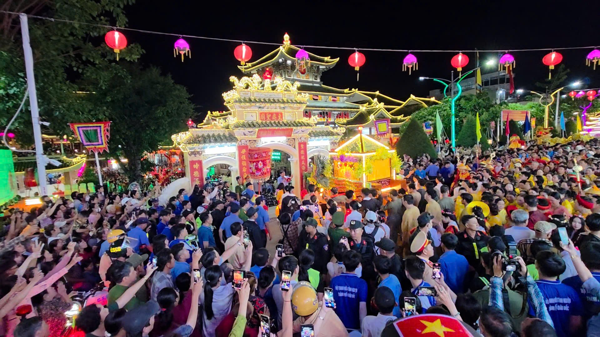 Di kiệu về đến Miếu Bà, thuộc phường Núi Sam, TP. Châu Đốc, tỉnh An Giang.