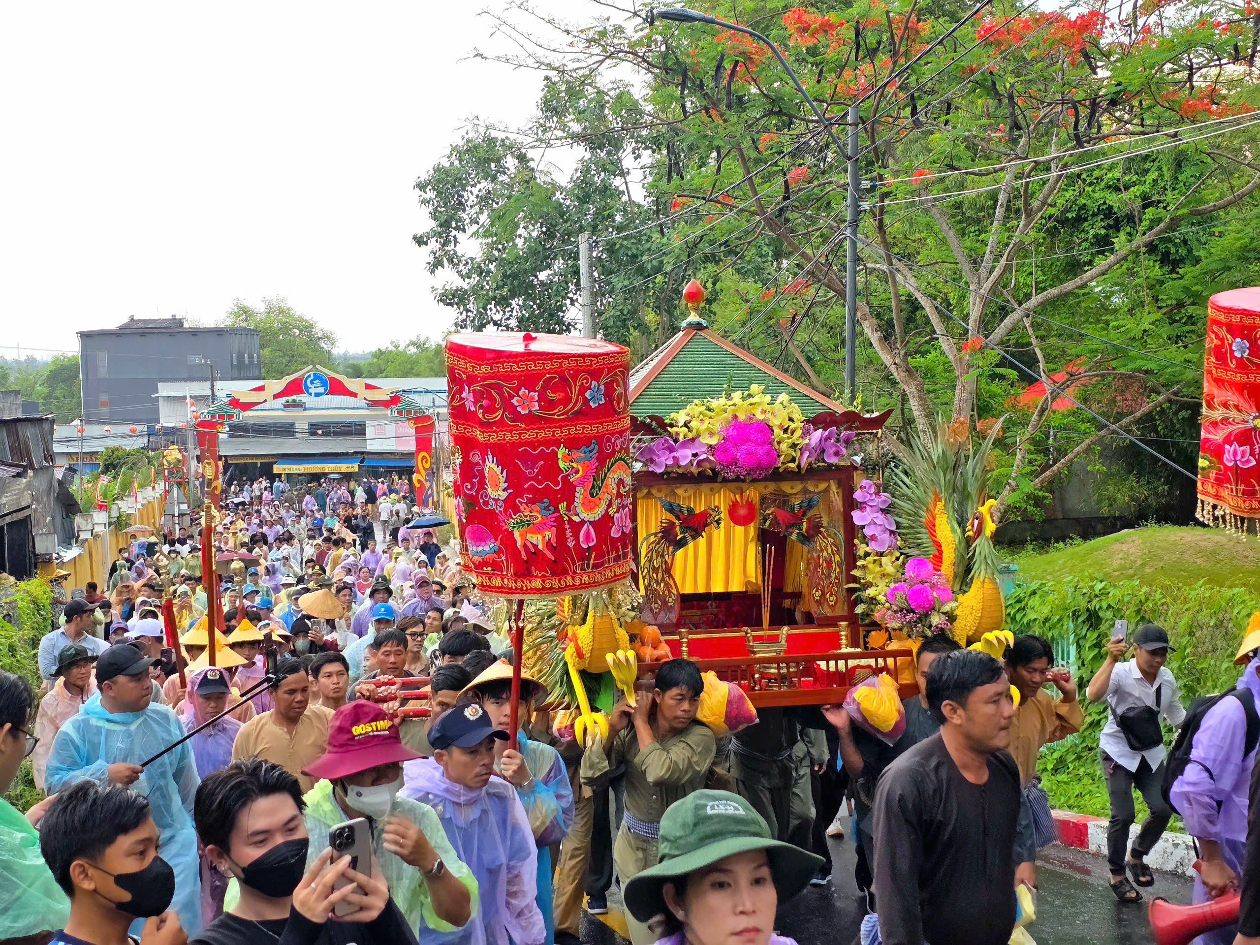Mặc dù trời mưa nhưng hành ngàn người dân và du khách thập phương vẫn theo đoàn di kiệu Bà từ đài liệt sĩ lên đỉnh núi Sam để thực hiện lễ phục hiện thỉnh mão Bà lên kiệu.
