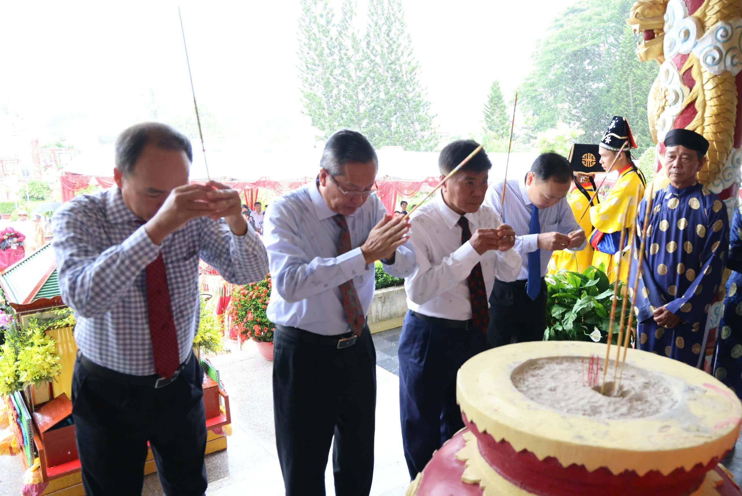 Lãnh đạo tỉnh An Giang dâng hương trước khi thực hiện Lễ Phục hiện rước Bà từ đỉnh núi Sam về miếu.