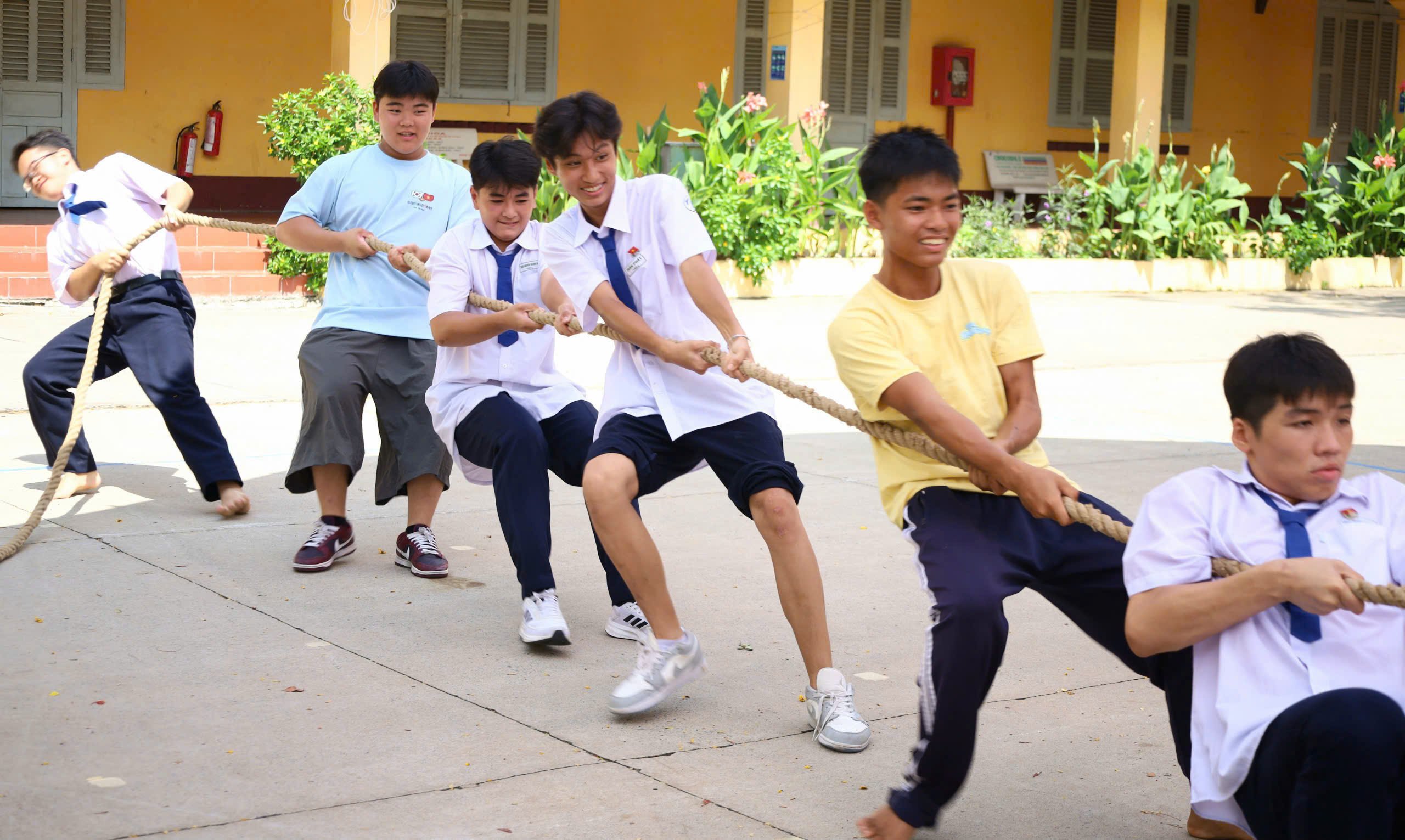 Học sinh Việt Nam và Hàn Quốc cùng chơi trò chơi dân gian.