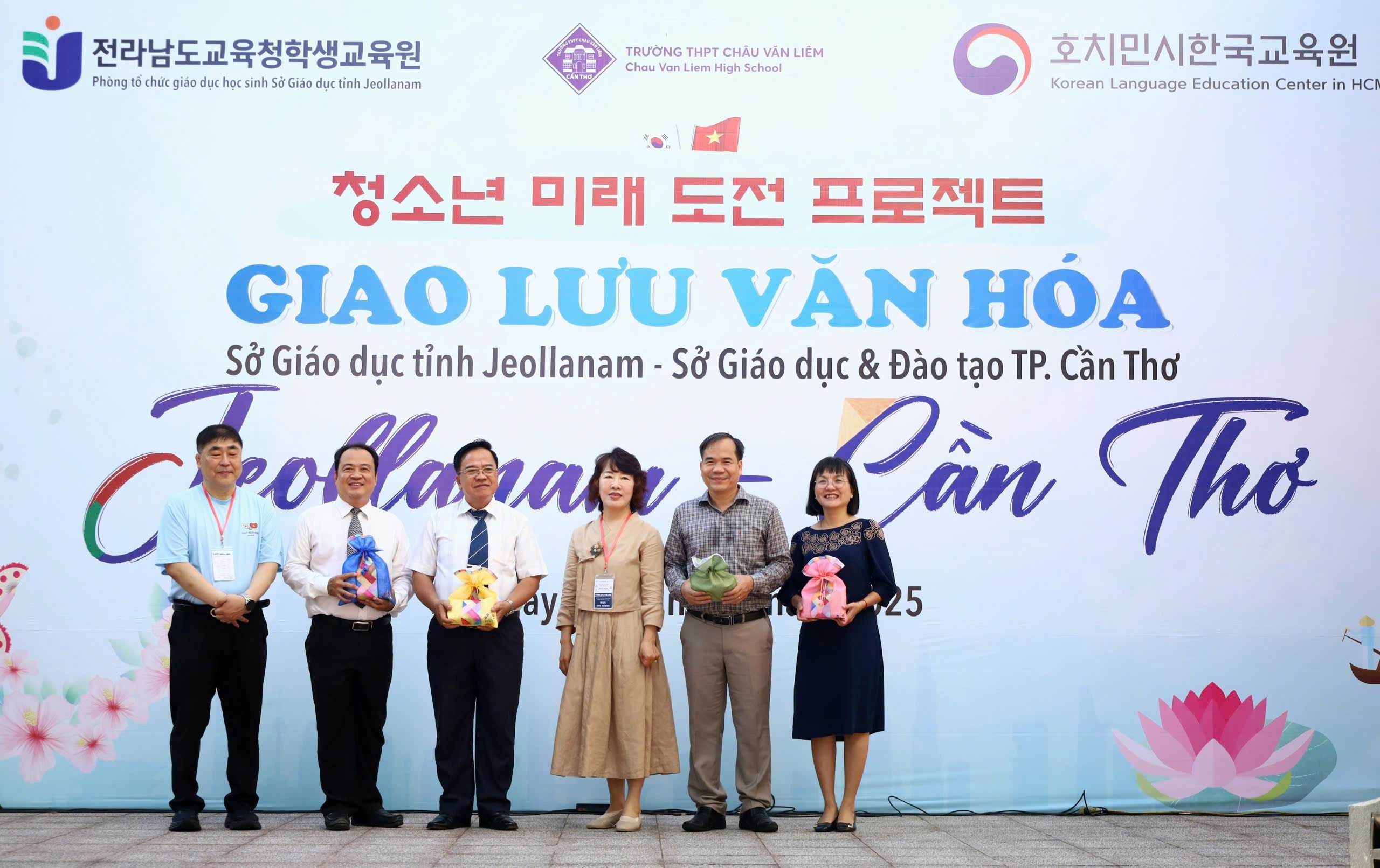 Bà Bea Dowon - Trường Phòng Phòng tổ chức giáo dục học sinh Sở Giáo dục tỉnh Jeollanam tặng quà cho đại biểu.