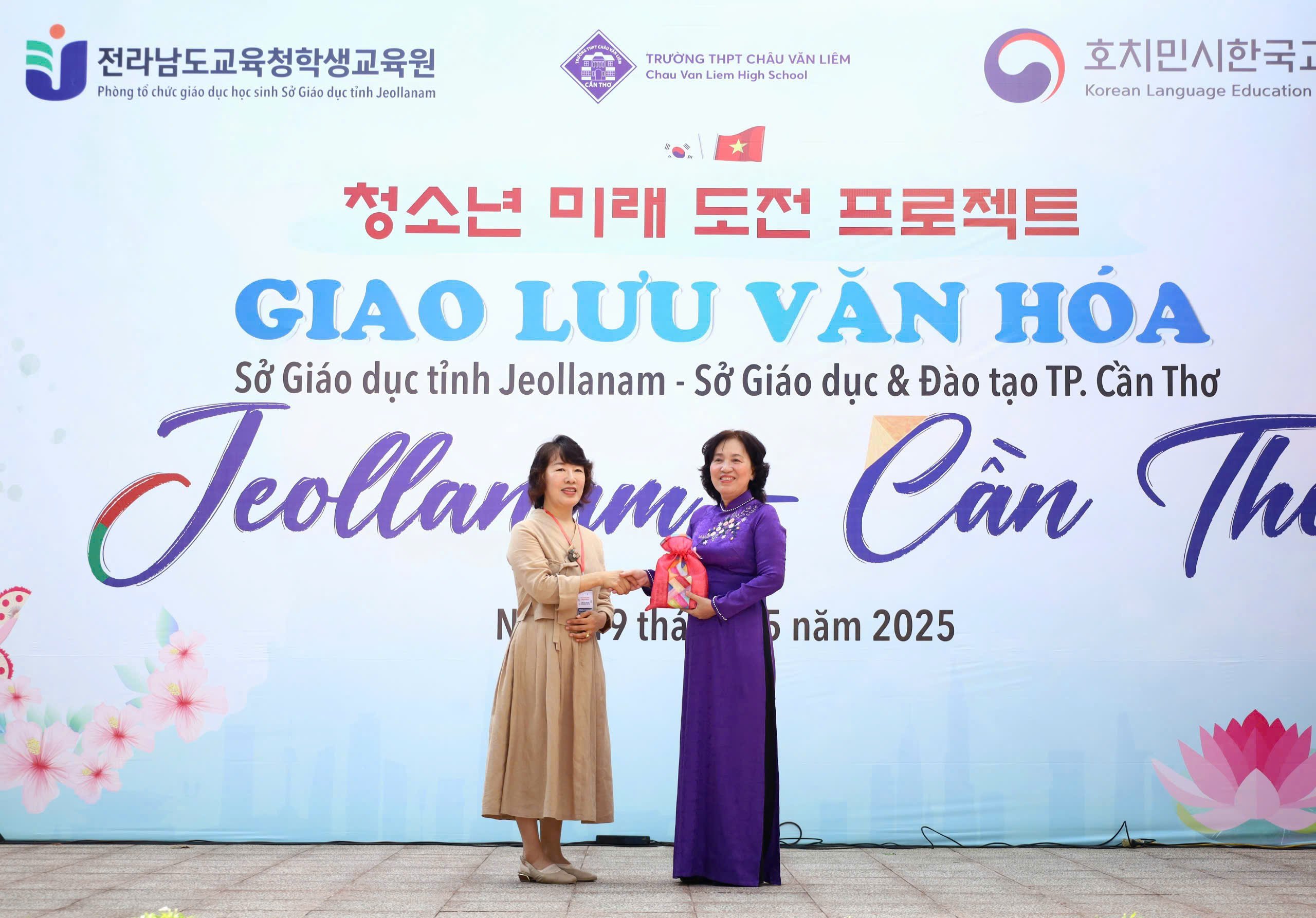 Bà Bea Dowon - Trường Phòng Phòng tổ chức giáo dục học sinh Sở Giáo dục tỉnh Jeollanam tặng quà cho cô Trần Thị Lụa - Hiệu trưởng Trường THPT Châu Văn Liêm.