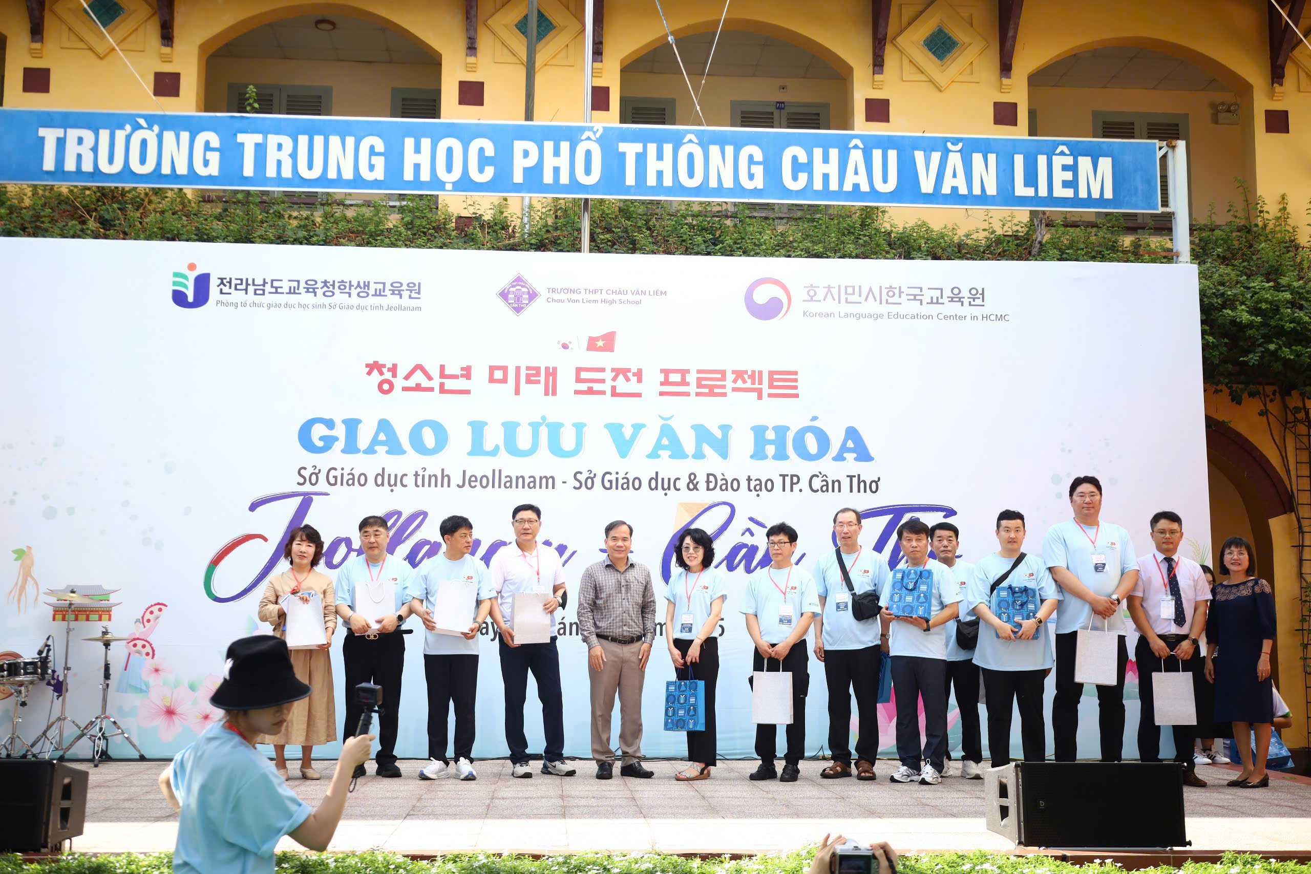 Ông Nguyễn Phúc Tăng - Phó Giám đốc Sở GD&ĐT TP. Cần Thơ tặng quà cho đoàn Hàn Quốc.