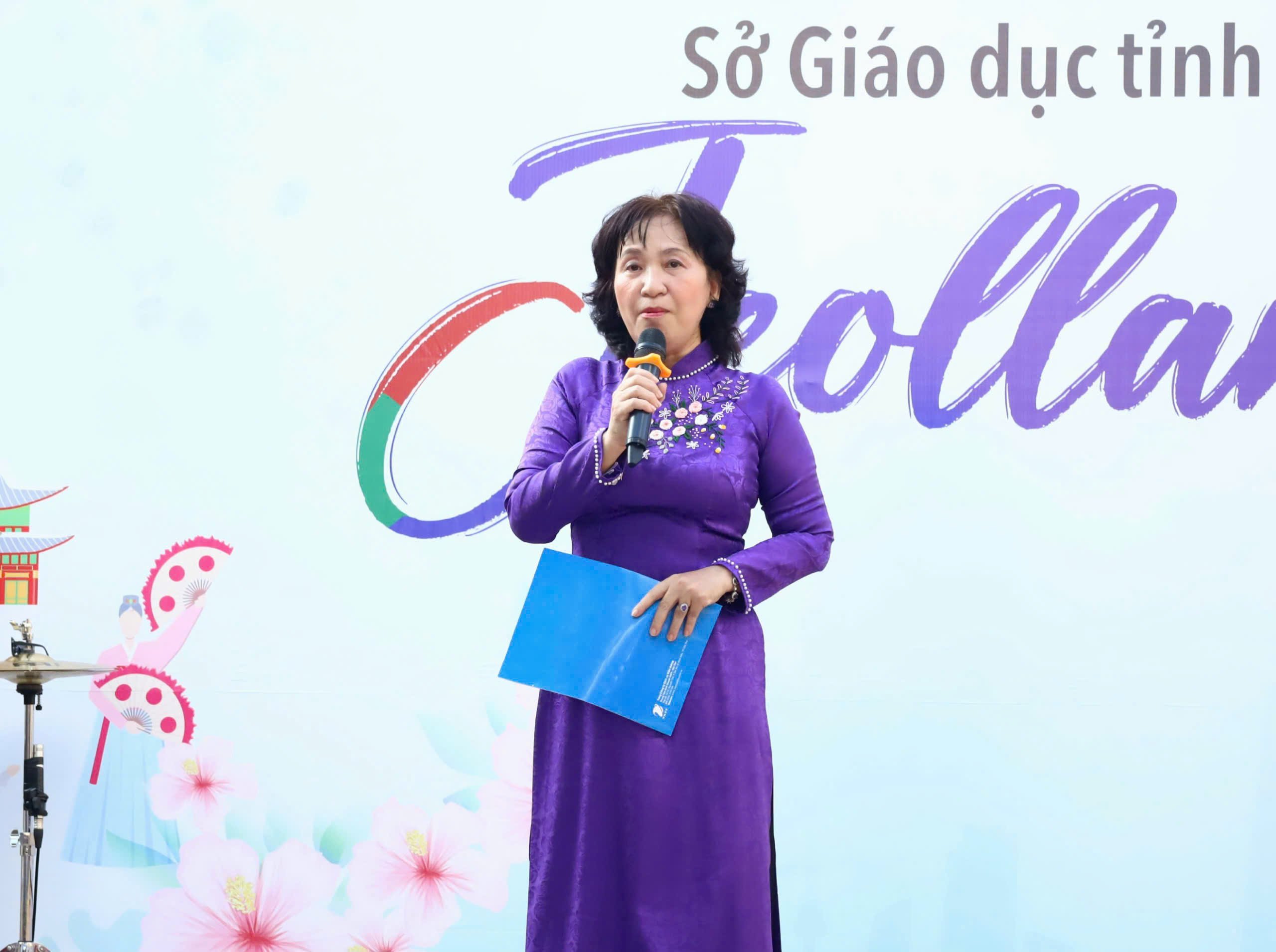 Cô Trần Thị Lụa - Hiệu trưởng Trường THPT Châu Văn Liêm, quận Ninh Kiều phát biểu tại chương trình.