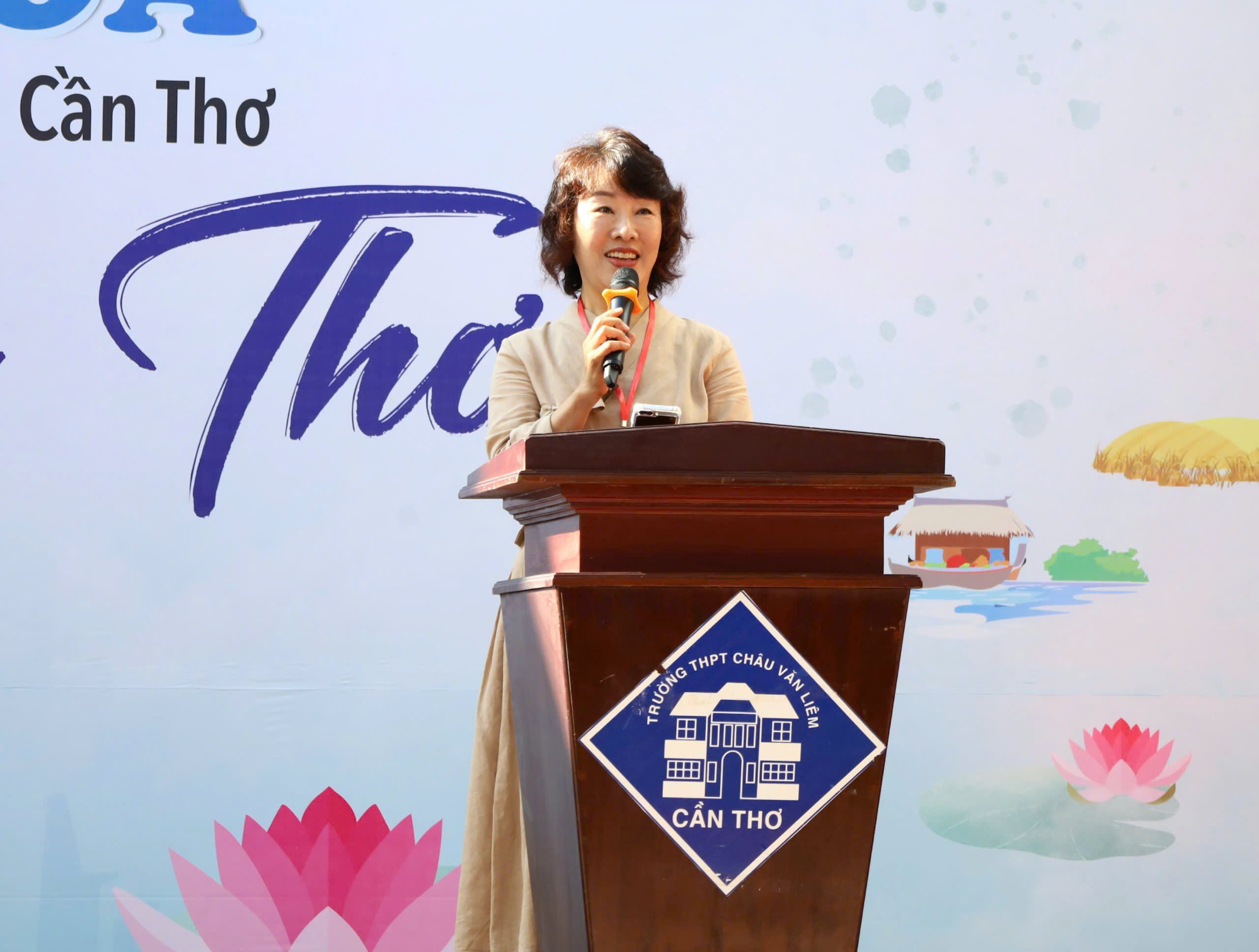 Bà Bea Dowon - Trường Phòng Phòng tổ chức giáo dục học sinh Sở Giáo dục tỉnh Jeollanam phát biểu tại chương trình.