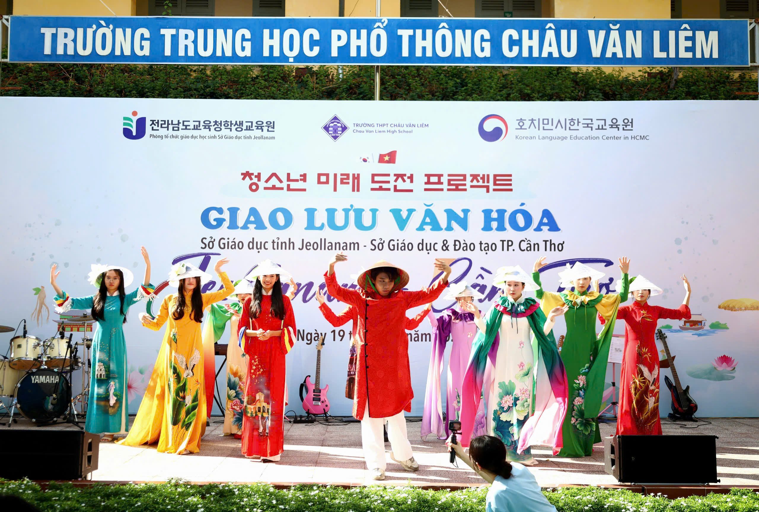 Học sinh Trường THPT Châu Văn Liêm trình diễn trang phục truyền thống Việt Nam.