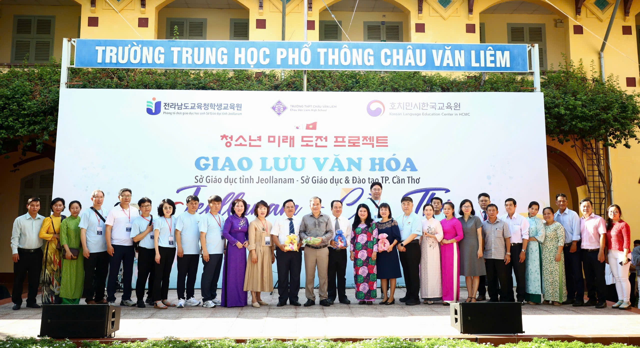 Các đại biểu chụp hình lưu niệm tại chương trình.