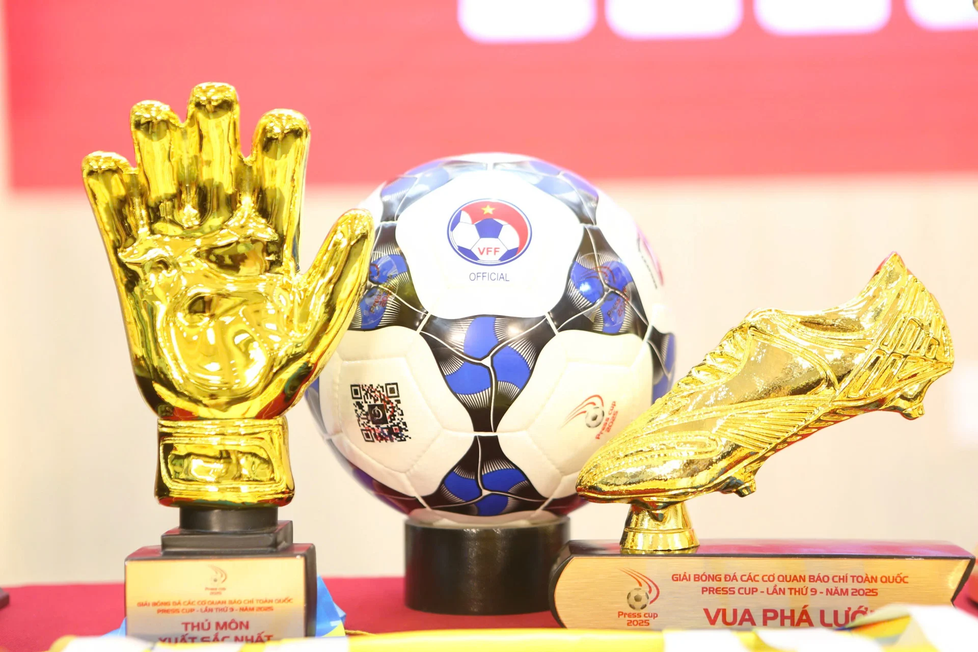 Phần thưởng dành cho các đội bóng, cầu thủ xuất sắc tham dự Press Cup 2025.